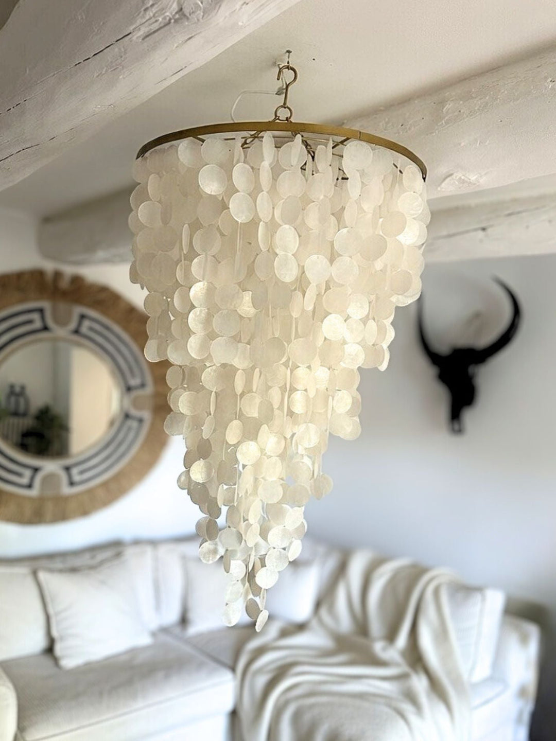 Grand lustre artisanal balinais en nacre fait main à Bali pour décoration intérieure