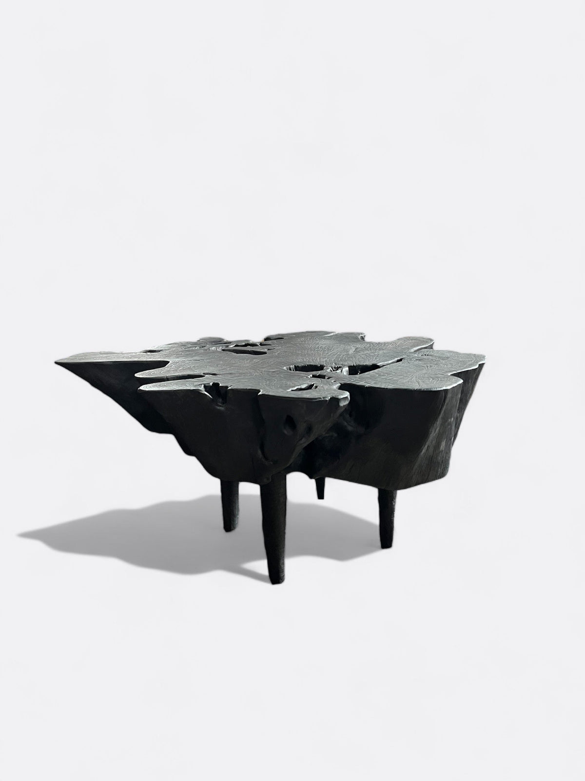 Table basse Lawat en bois de litchi noir artisanale de Bali