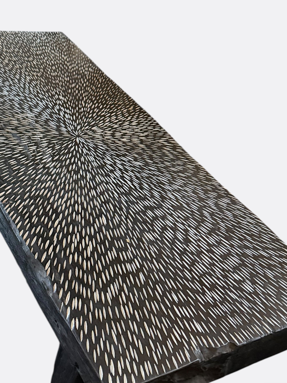 Table basse Jawat en teck noir - détail du motif texturé gravé
