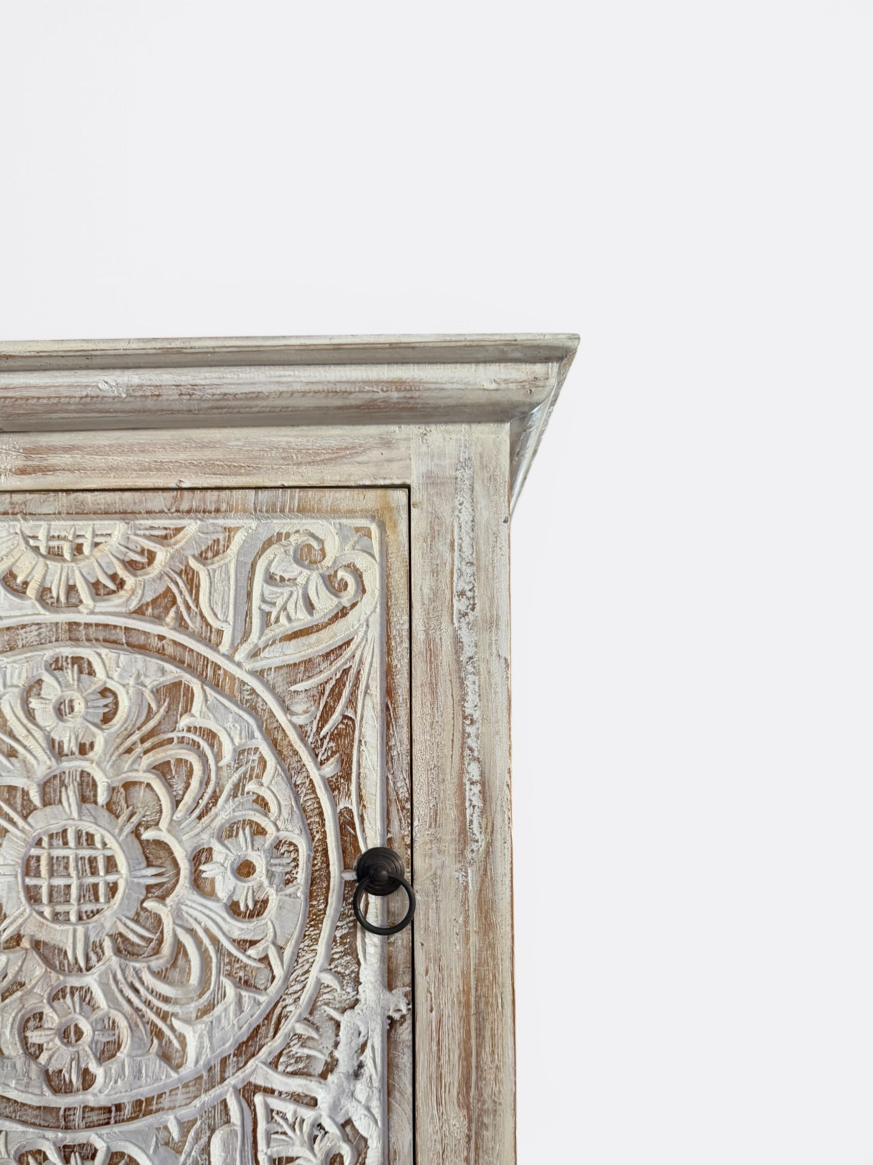 Table de chevet Rimba en teck blanchi - détail de la sculpture