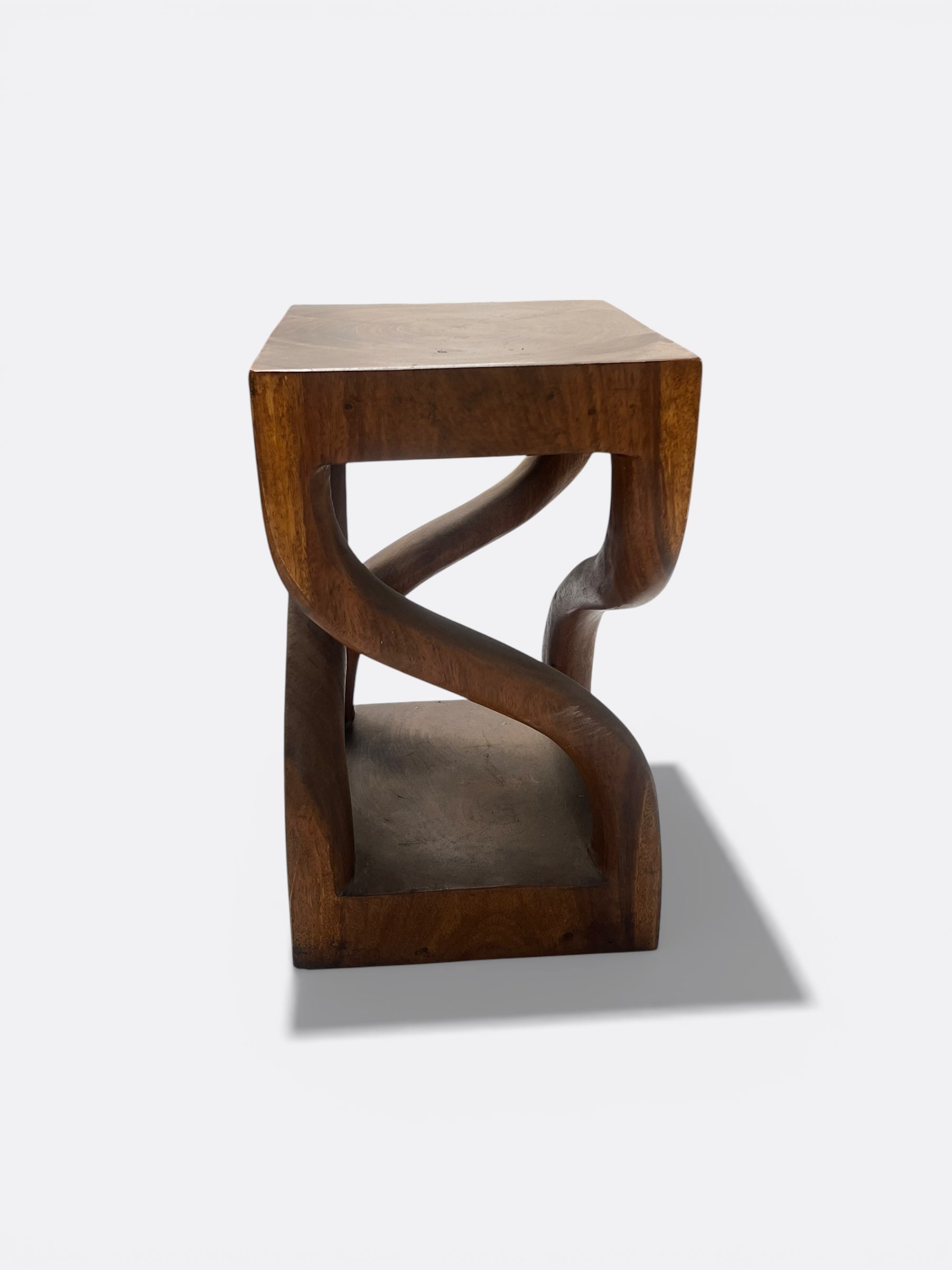 Tabouret Aruna en Suar - détail des lignes fluides sculptées