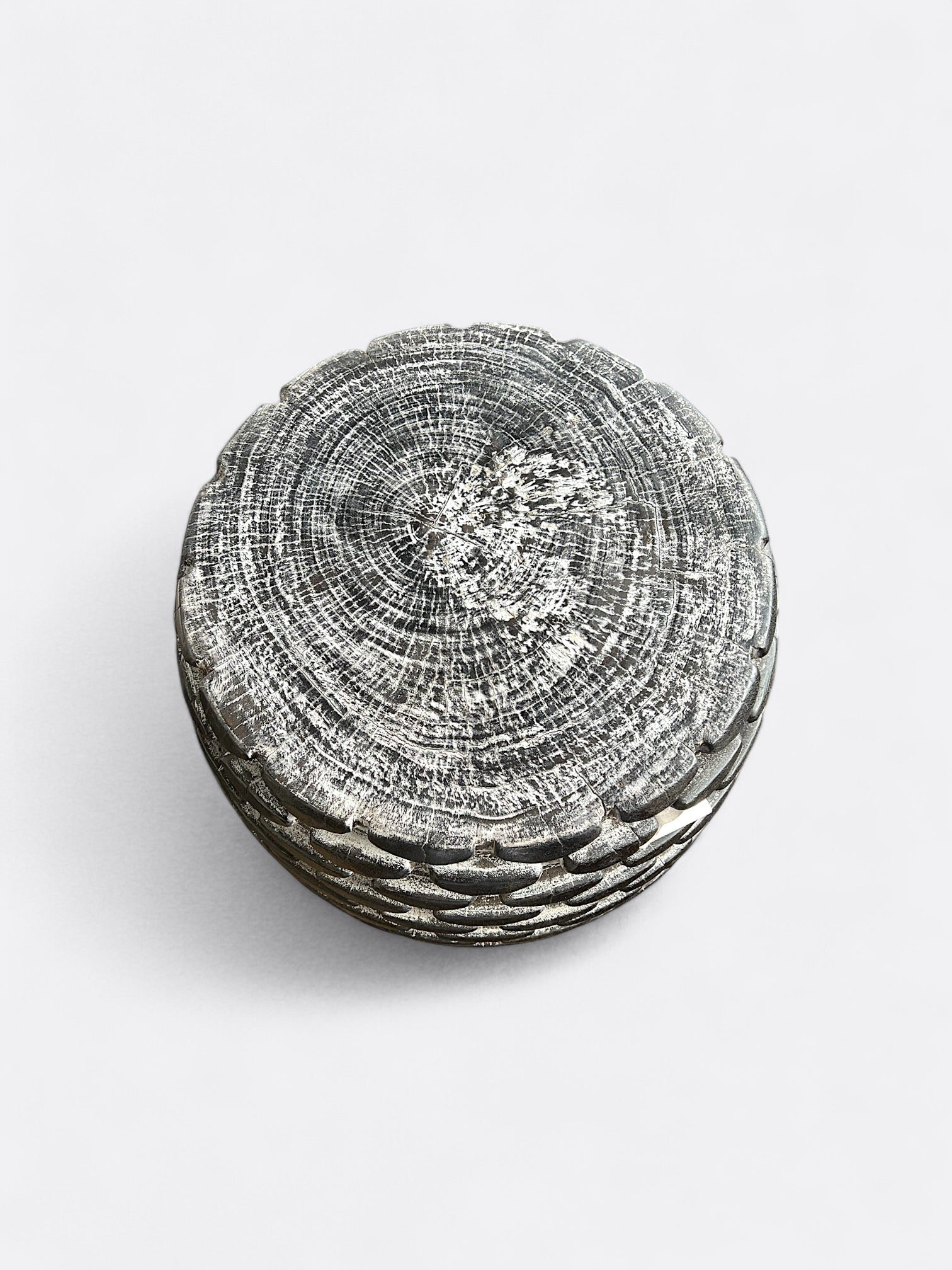 Tabouret Daryh en Suar - détail des courbes sculptées