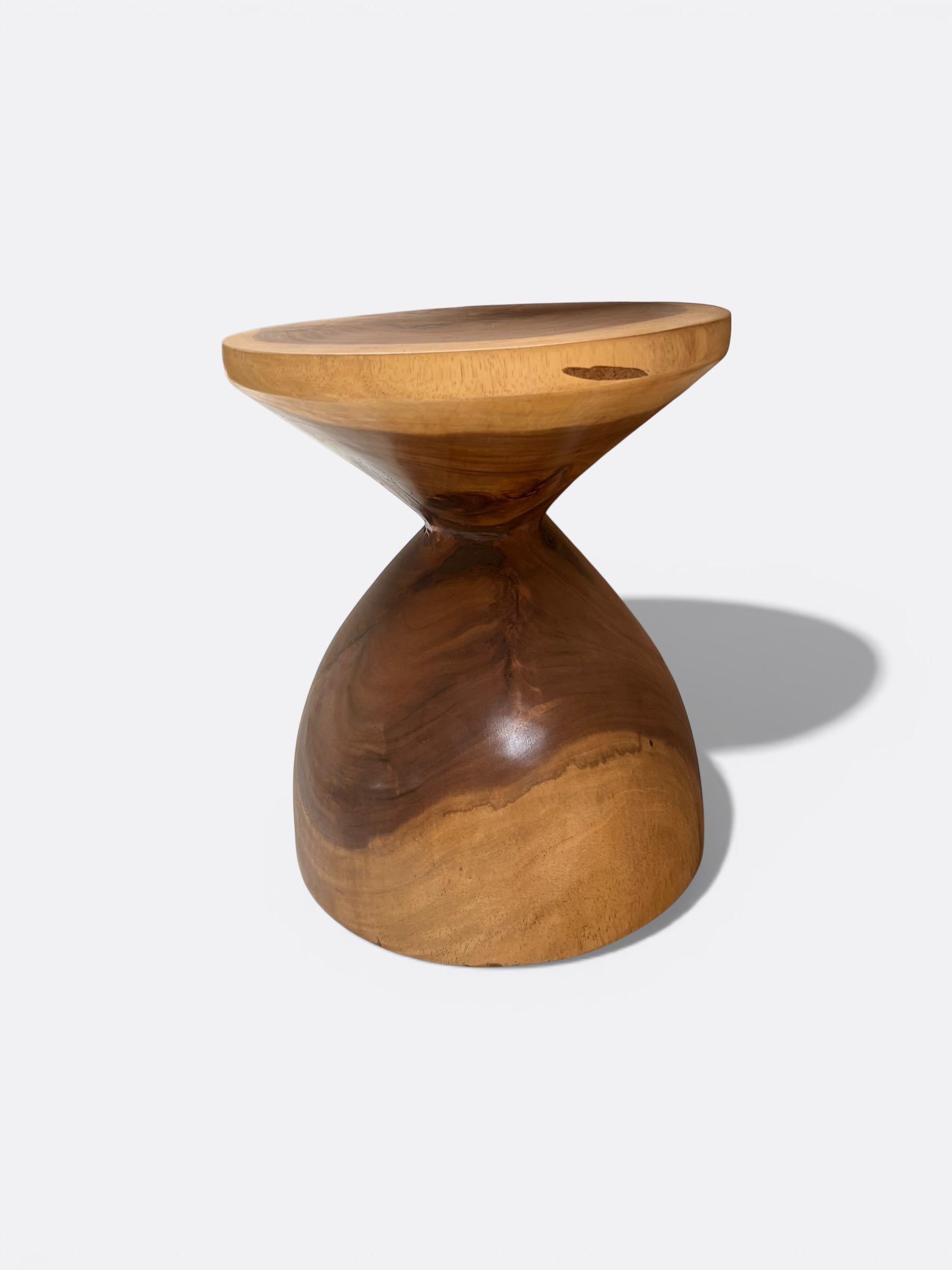 Tabouret Dava en Suar - détail des courbes naturelles