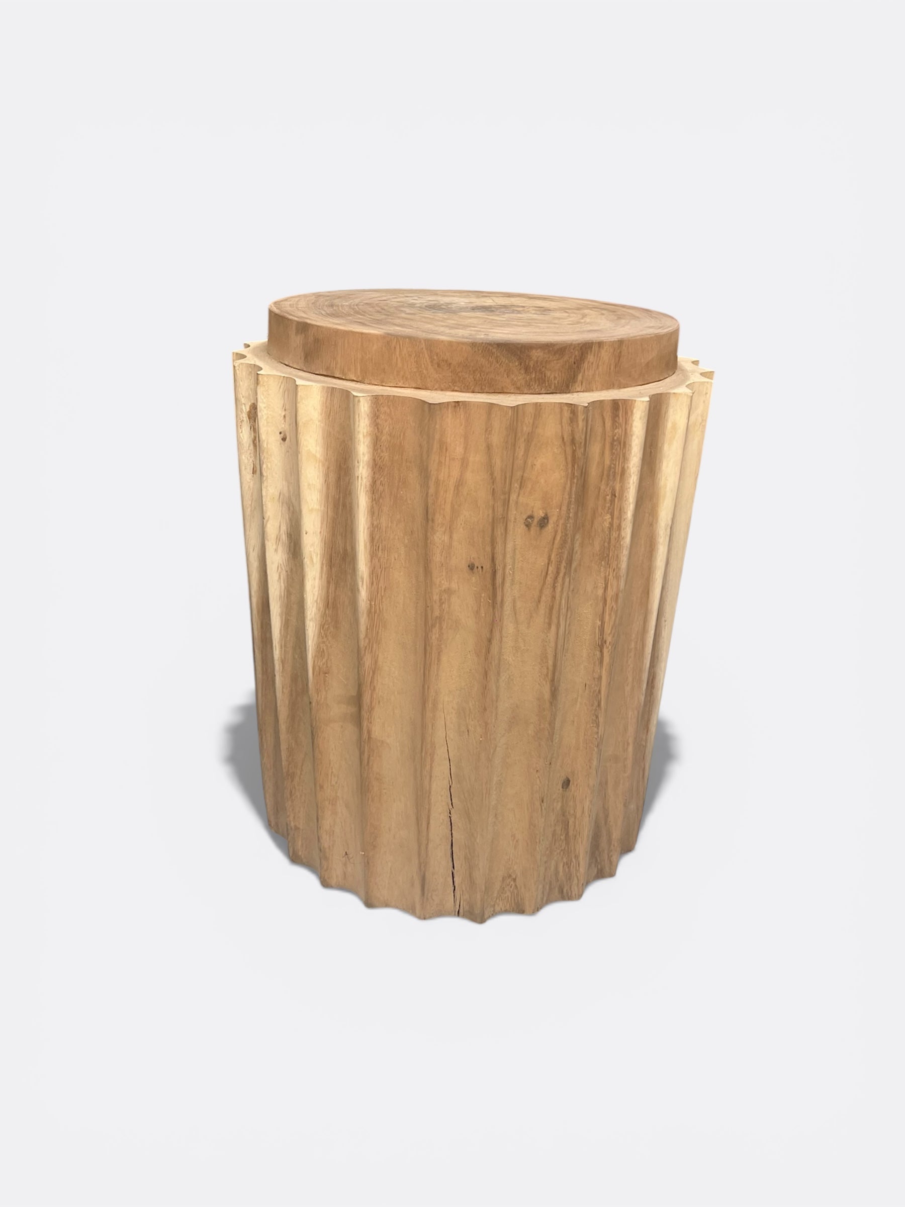 Tabouret Luma en bois de Suar clair artisanal de Bali