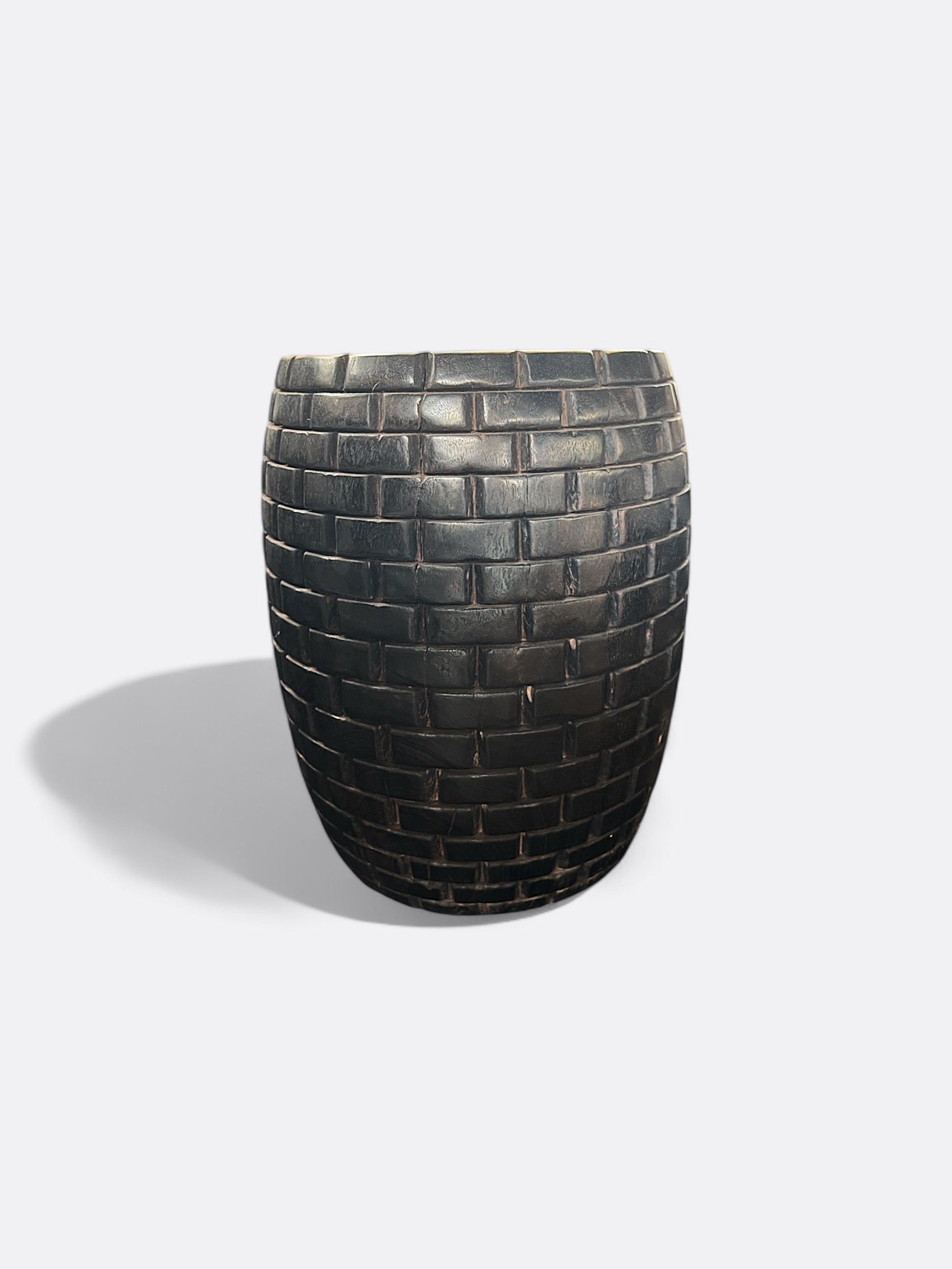 Tabouret Mallow en Suar - détail des courbes sculptées