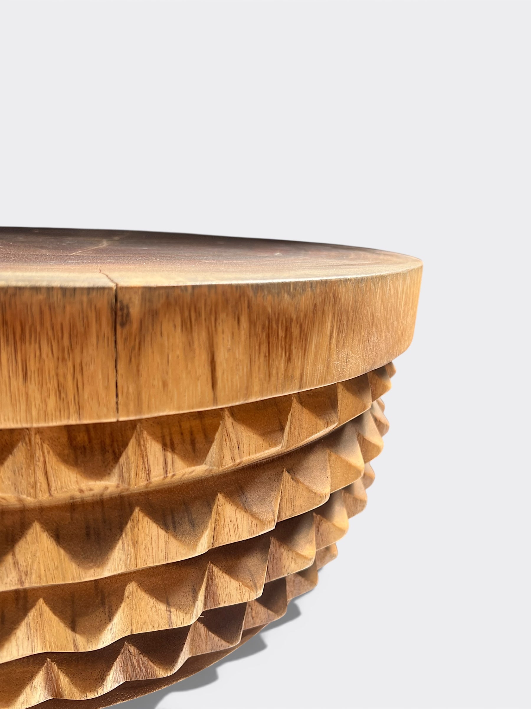 Tabouret Noa en Suar - détail des reliefs géométriques