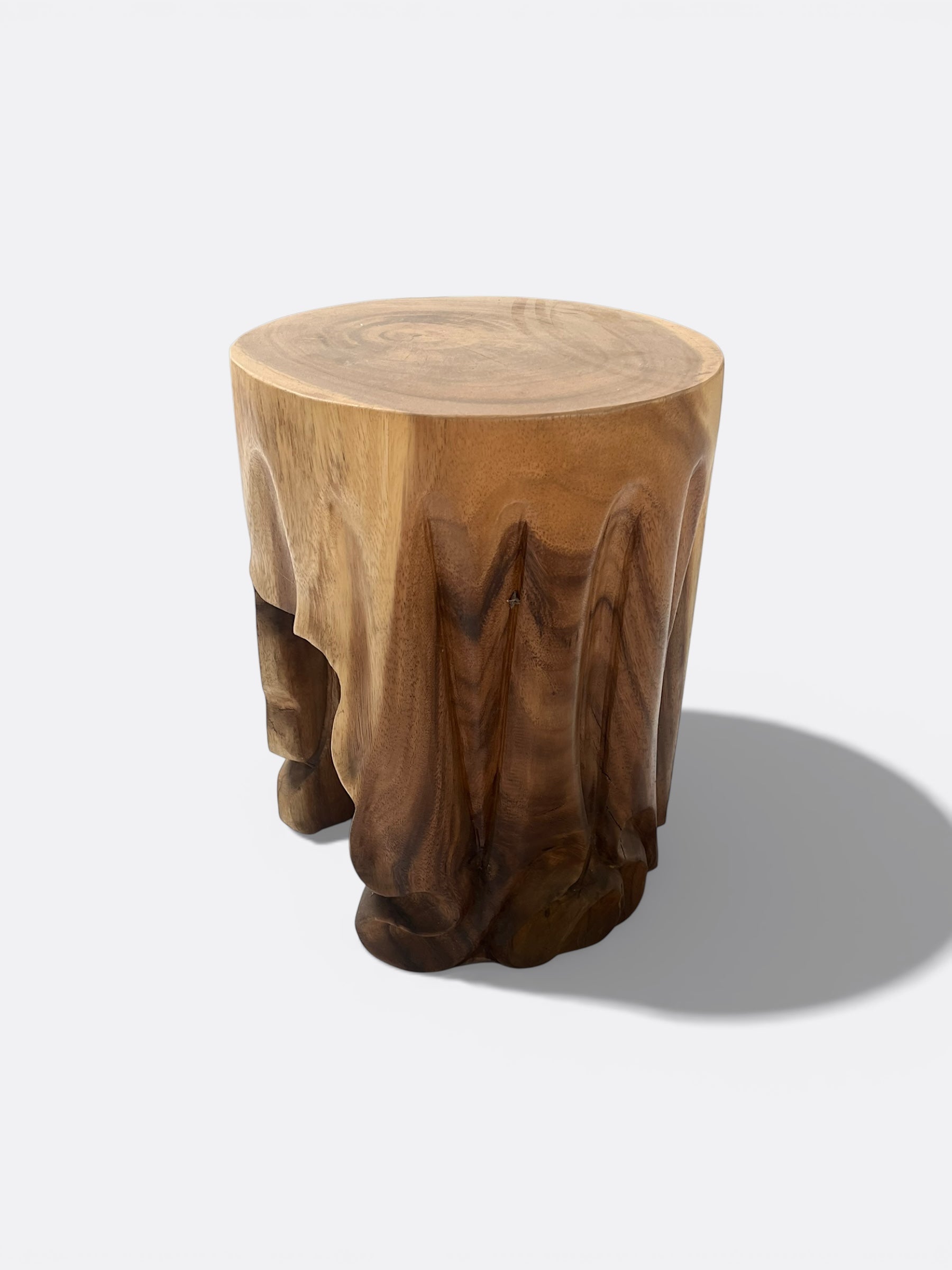 Tabouret Sahna en bois de Suar - vue d'ensemble dans un intérieur