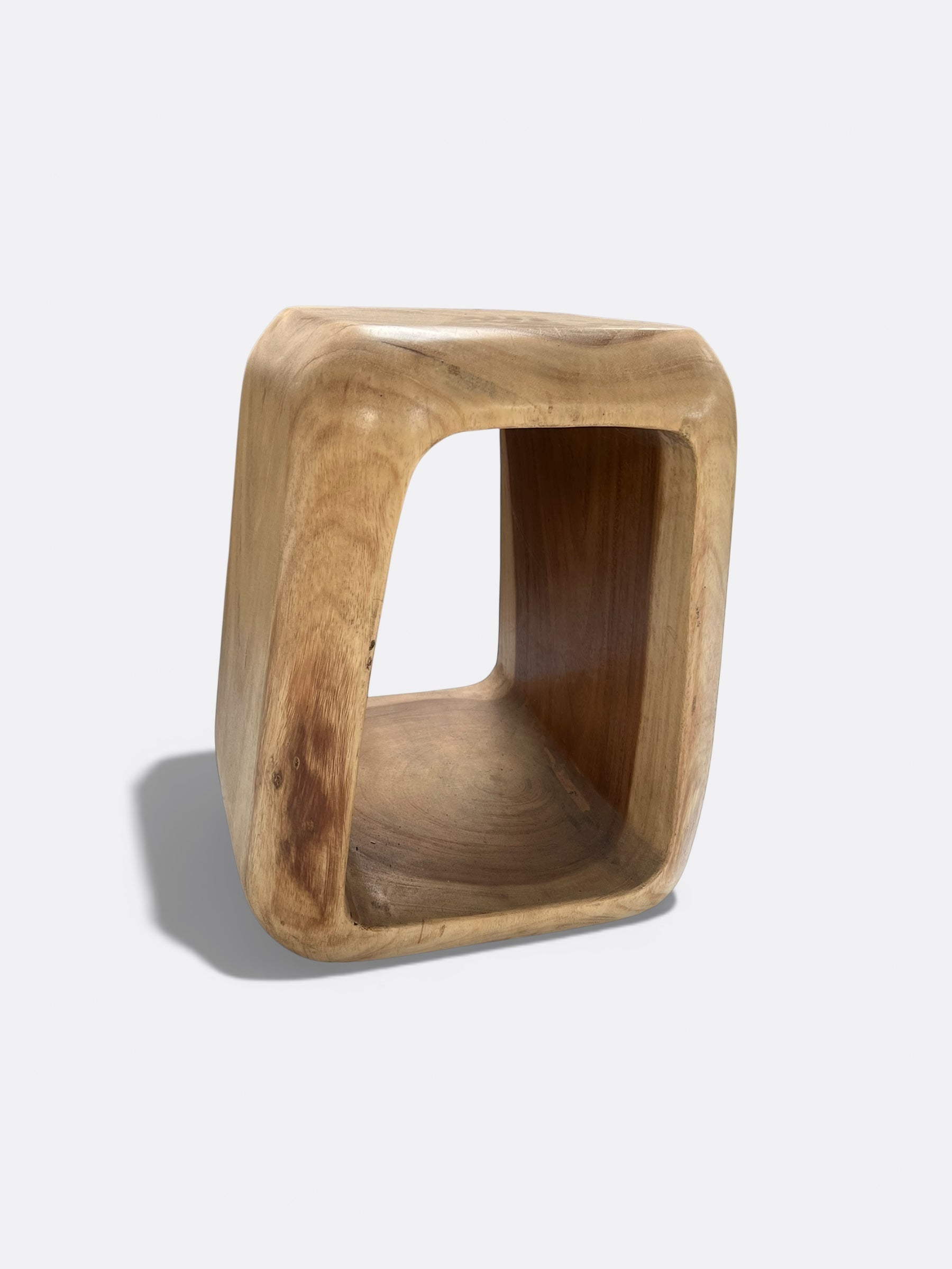 Tabouret Sanai en bois de Suar ajouré artisanal de Bali