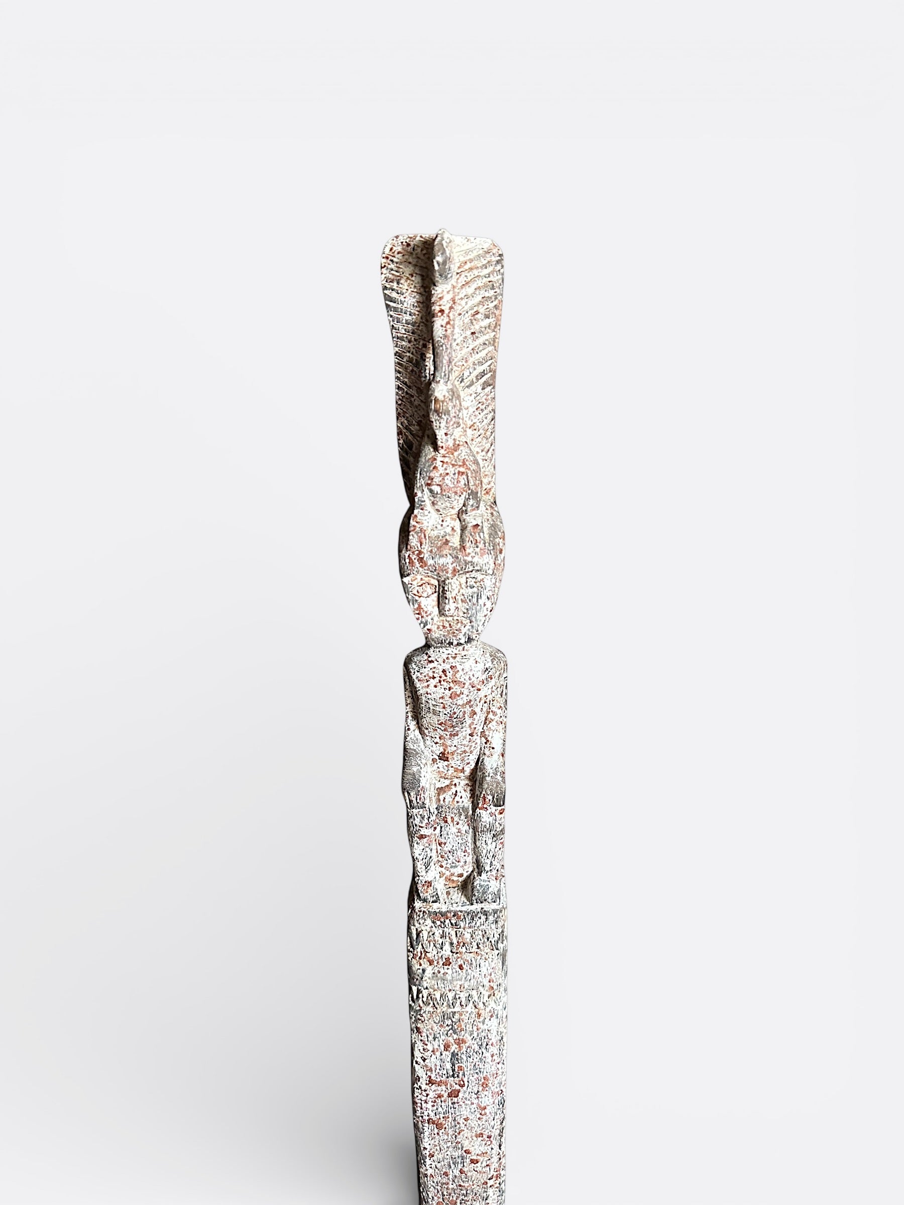 Totem Kepala Besar dans un intérieur
