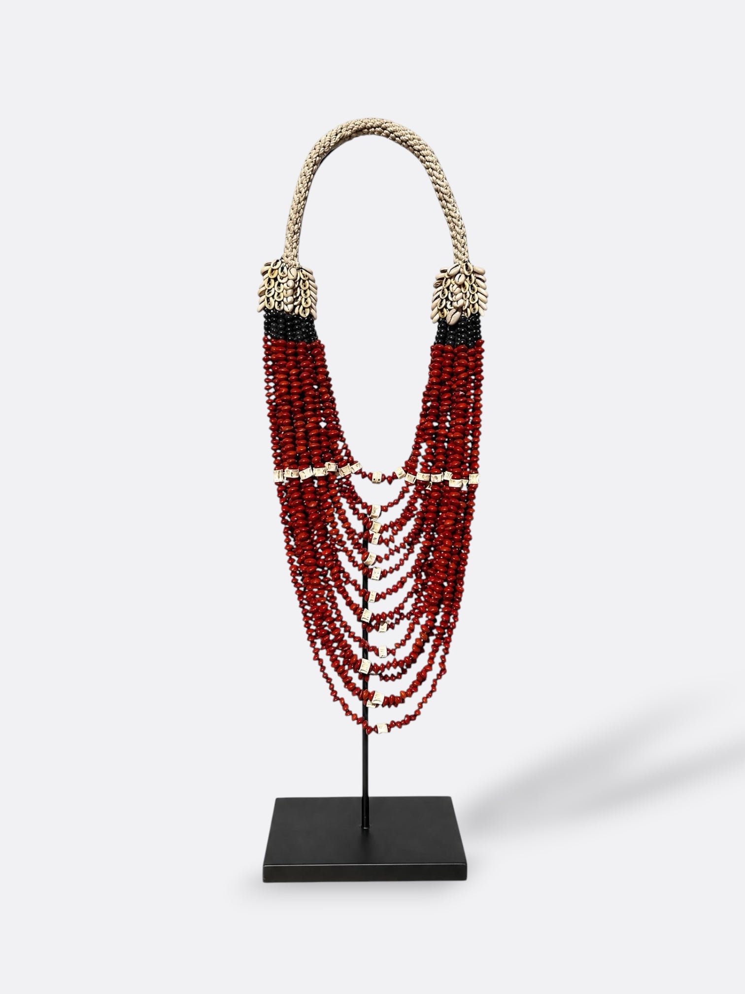 Collier en perles et coquillages sur socle - Aria