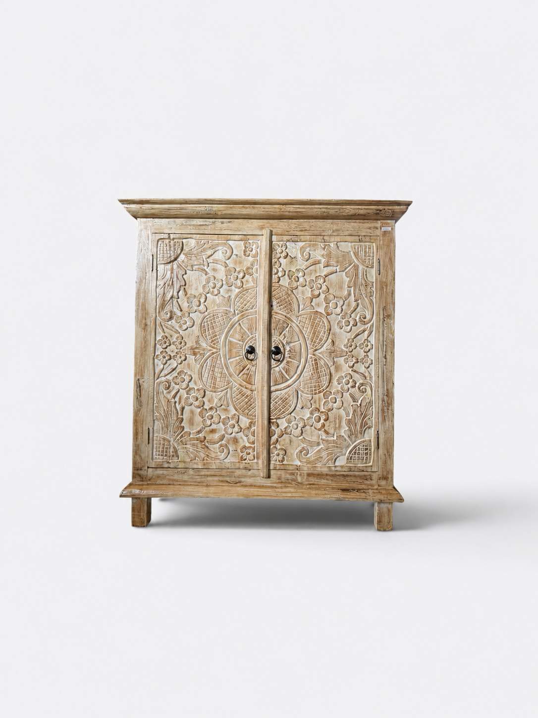 Buffet Kayu en teck sculpté à motifs floraux, vue d'ensemble