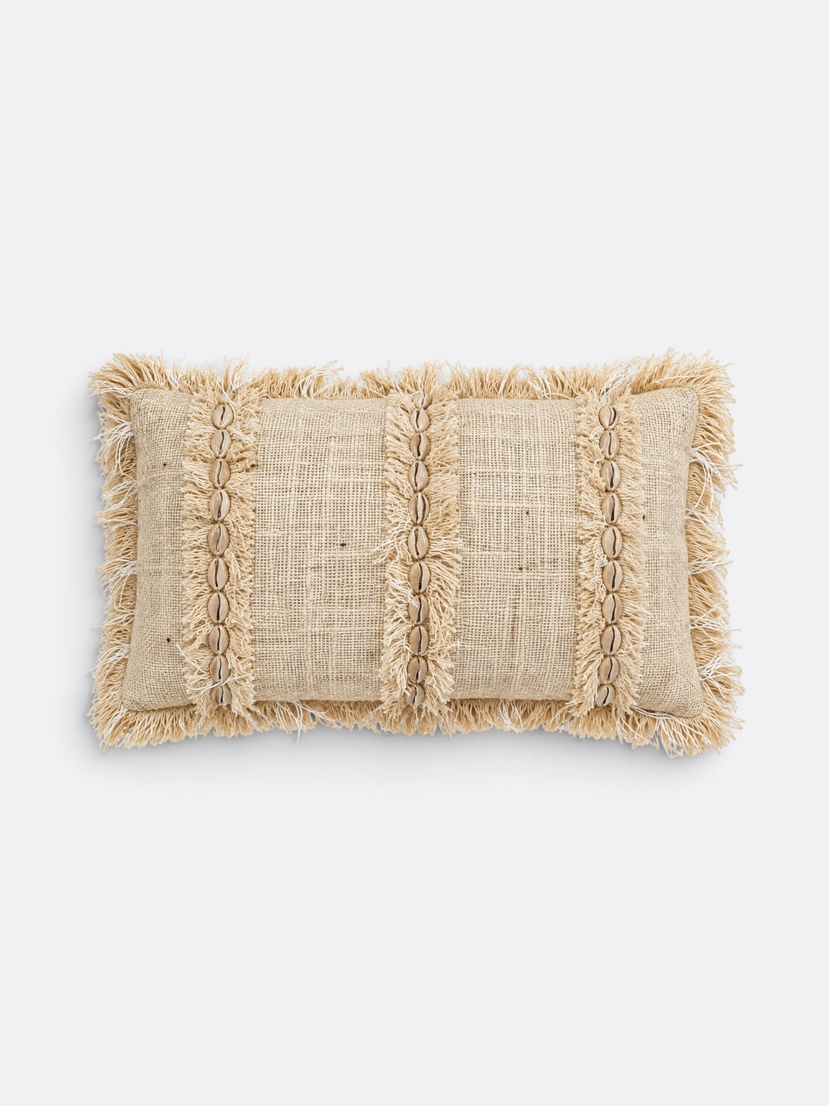 Coussin rectangulaire balinais 50x30 en jute et coton beige, bordé de coquillages