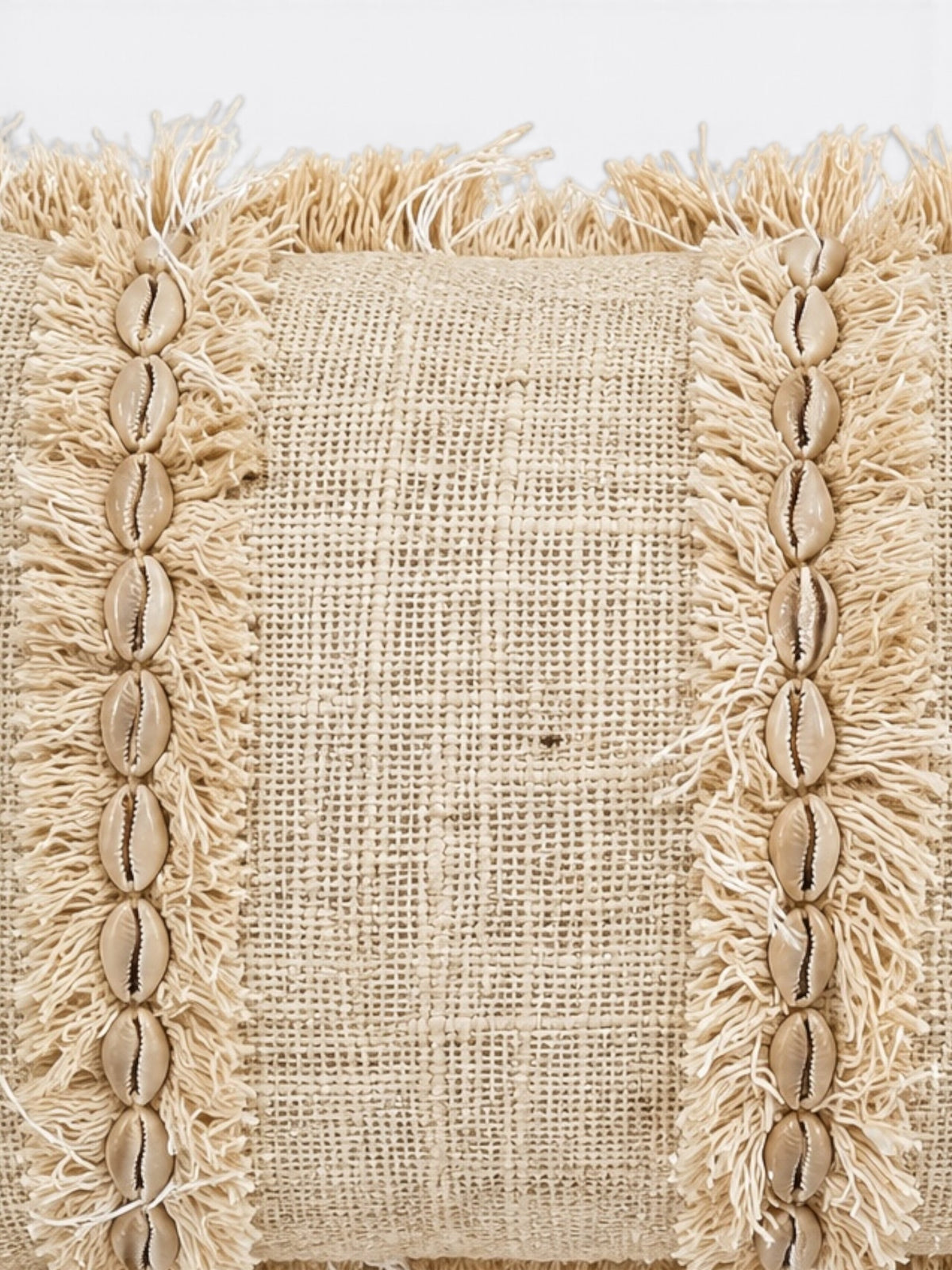 Détail du tissage jute et coton et des coquillages cauris du coussin balinais