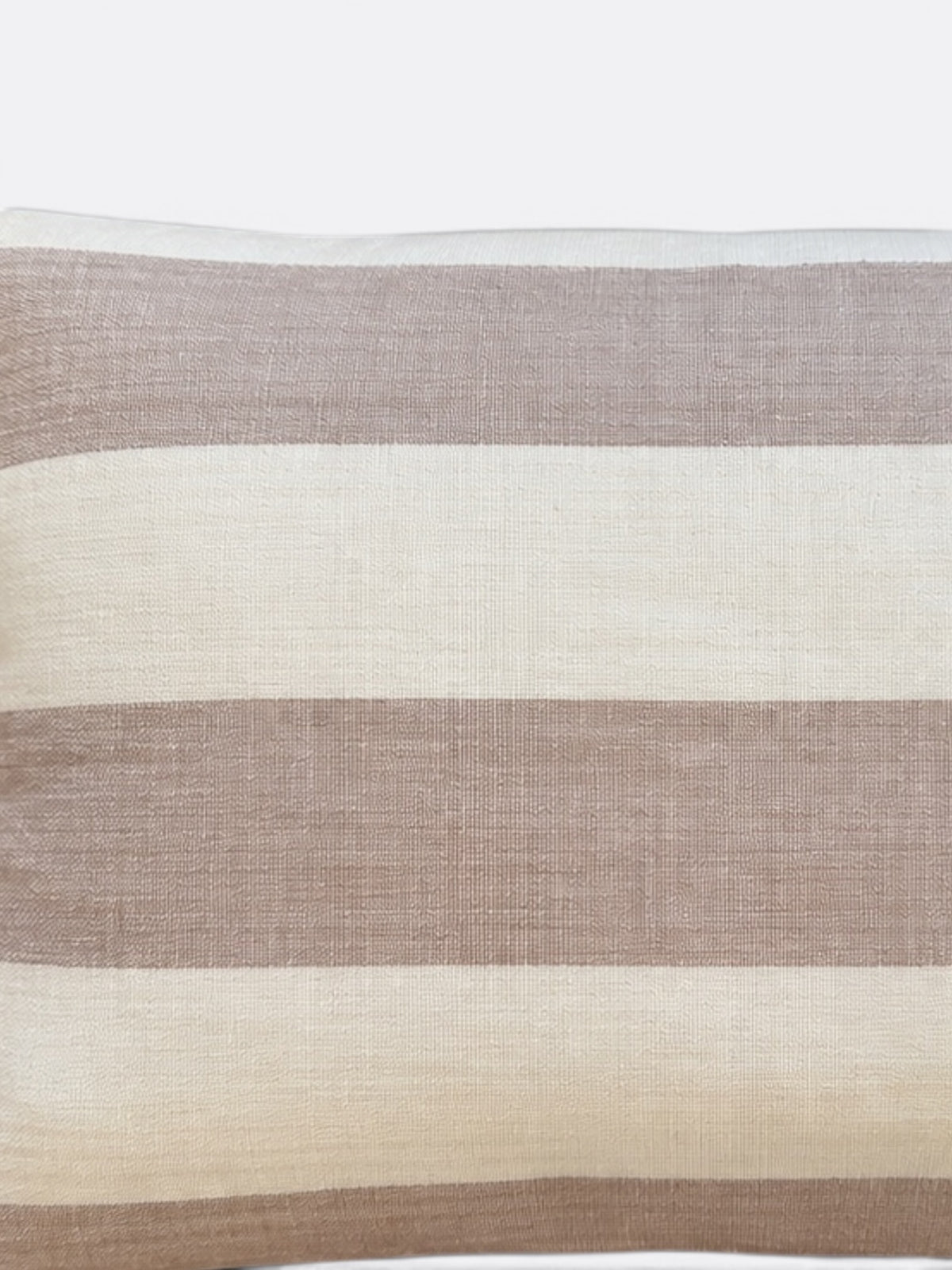 Détail du tissage blanc et violet et d'un pompon du coussin balinais en coton