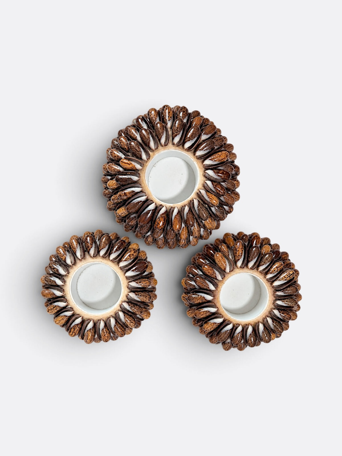 Set de 3 bougeoirs en coquillage marron fabriqués à la main à Bali