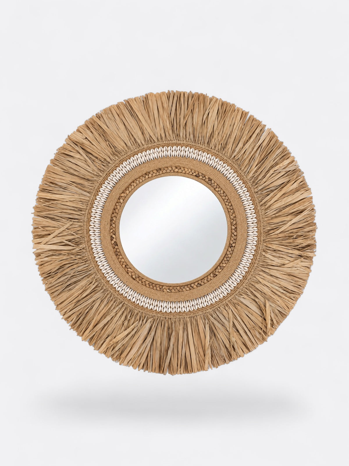 Miroir rond artisanal en raphia, rotin et coquillages Ariah fabriqué à la main à Bali