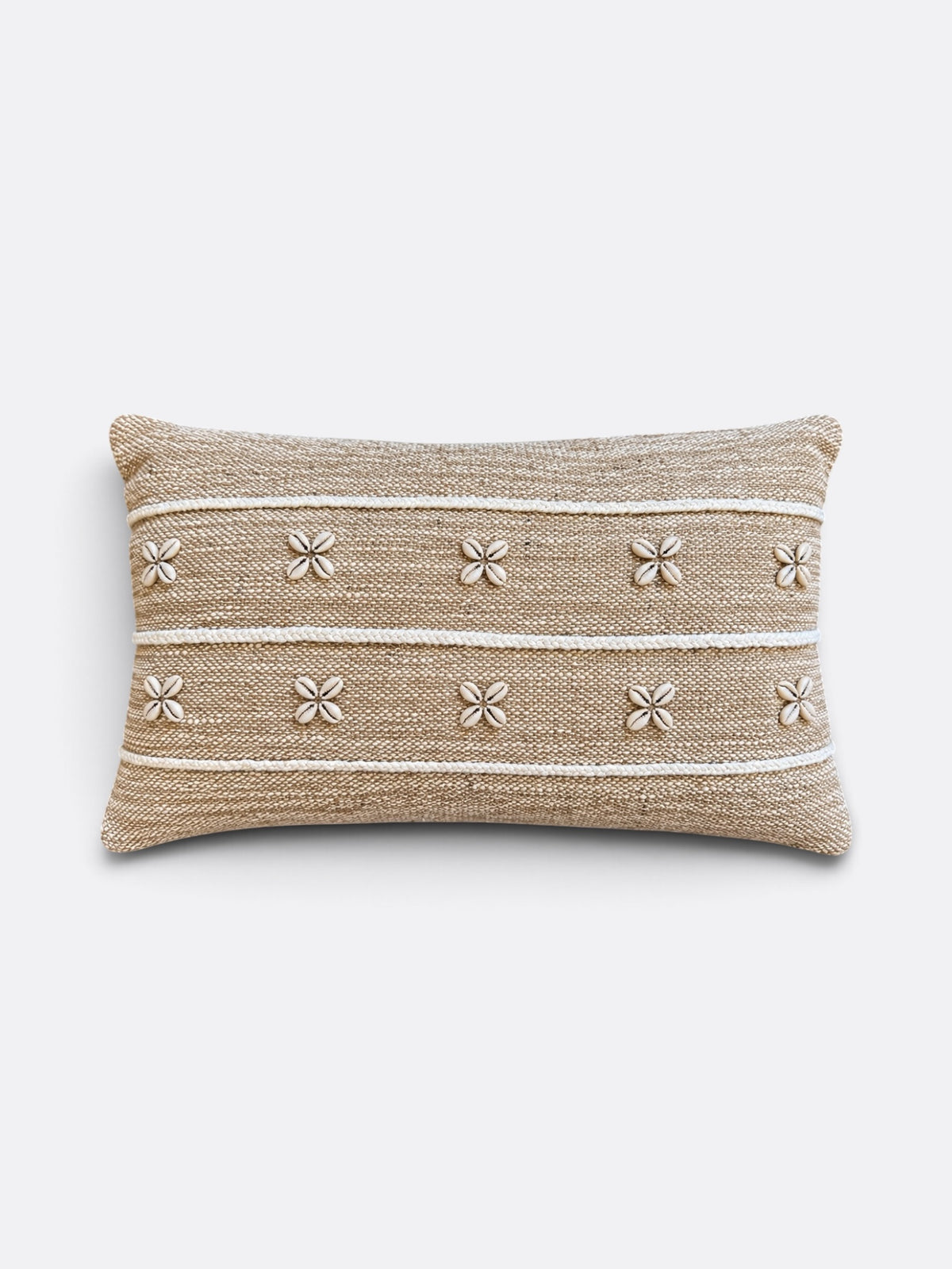 Coussin rectangulaire balinais 50x30 en jute beige bordé de coquillages, tissé à la main