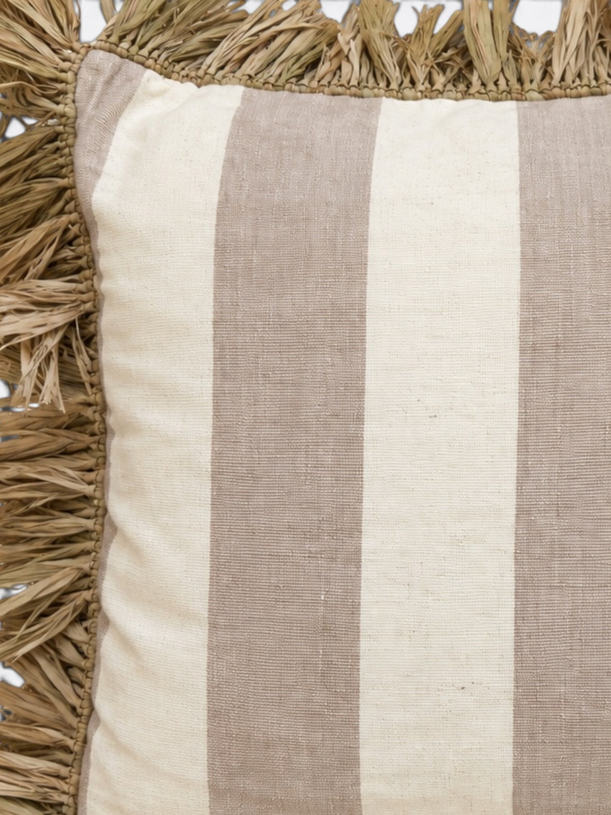 Détail des franges de raphia et du tissage blanc et violet du coussin balinais