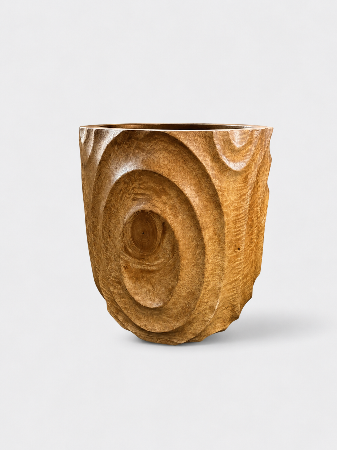Pot sculptural Atho finition miel en manguier, vue d'ensemble