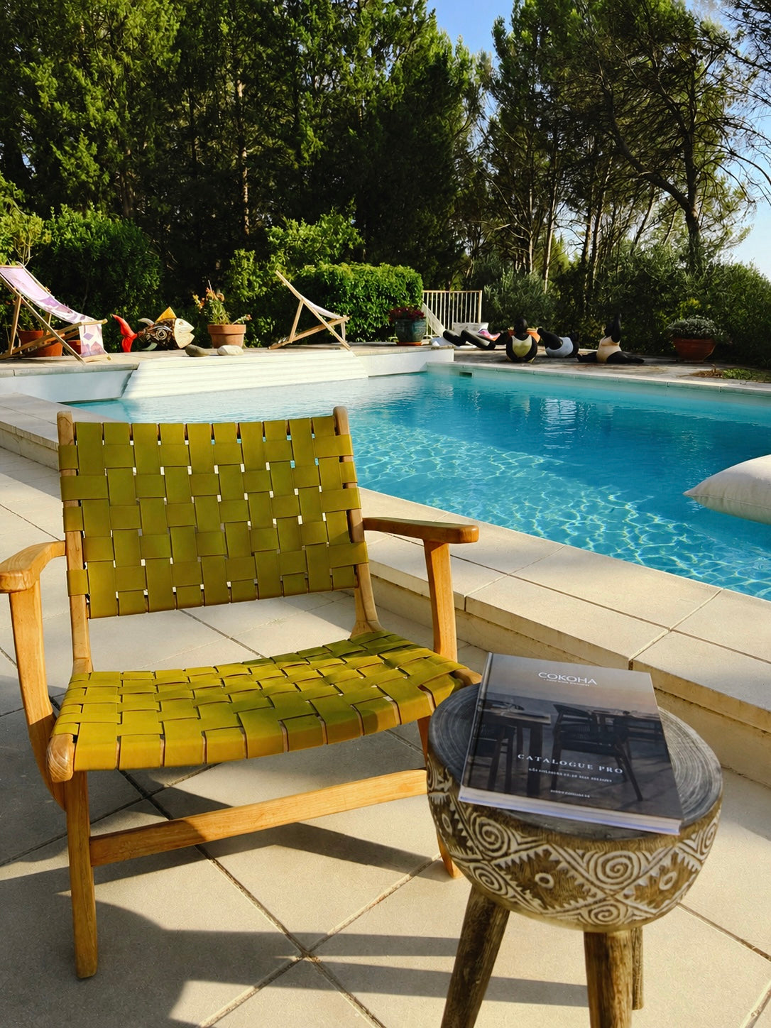 Chaise basse en teck et cuir tressé — Sina jaune