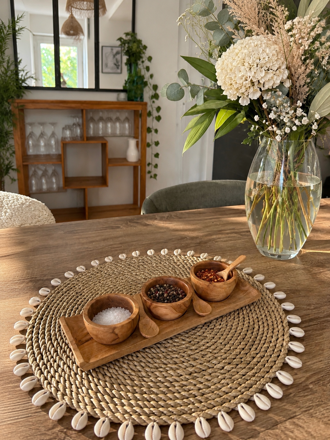 Planche à condiments en teck avec 3 mini-bols assortis