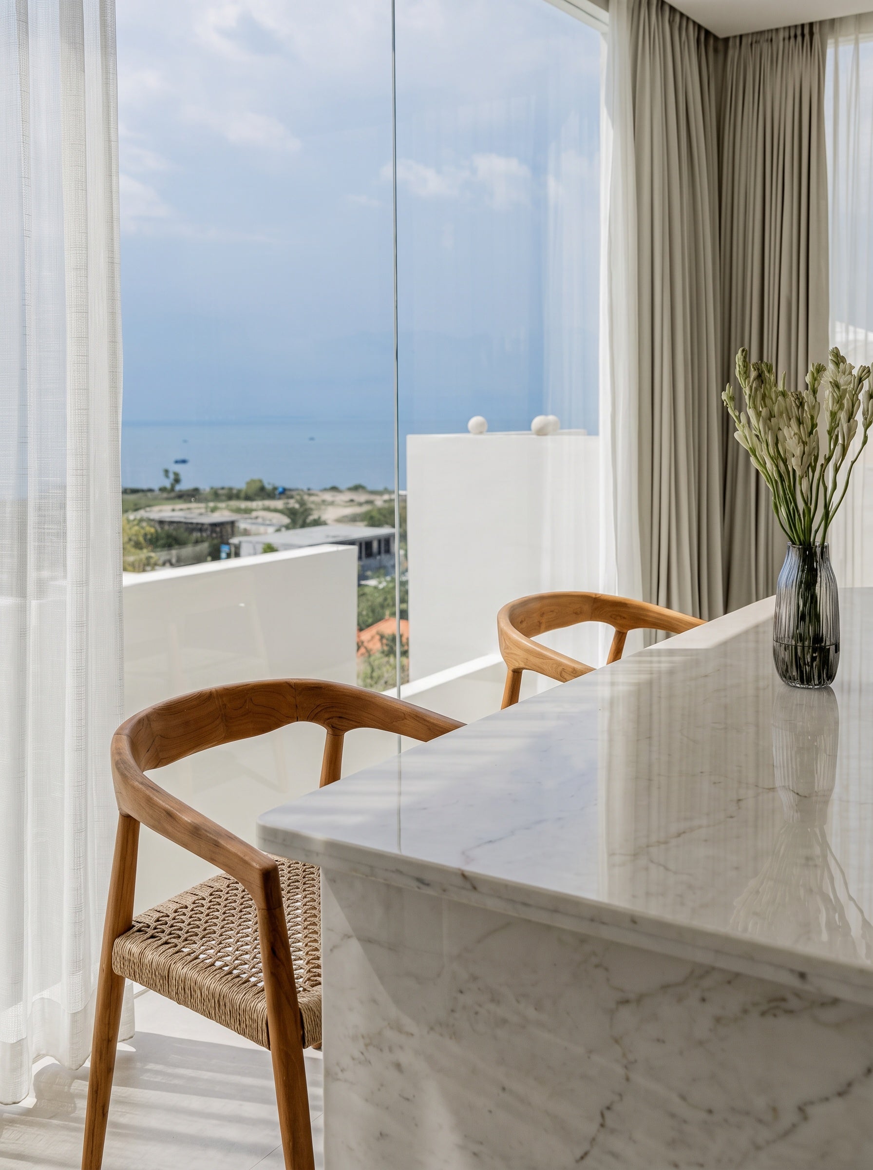 Chaise en teck et cannage en rotin — Kanoa