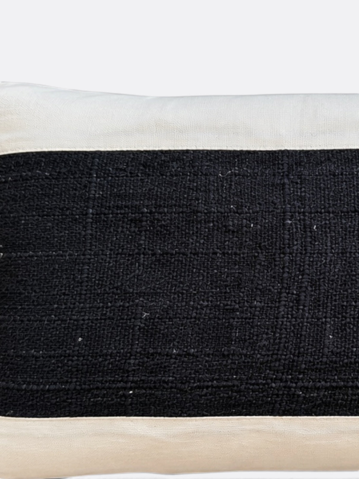Détail du tissage bicolore du coussin balinais en coton blanc et bleu