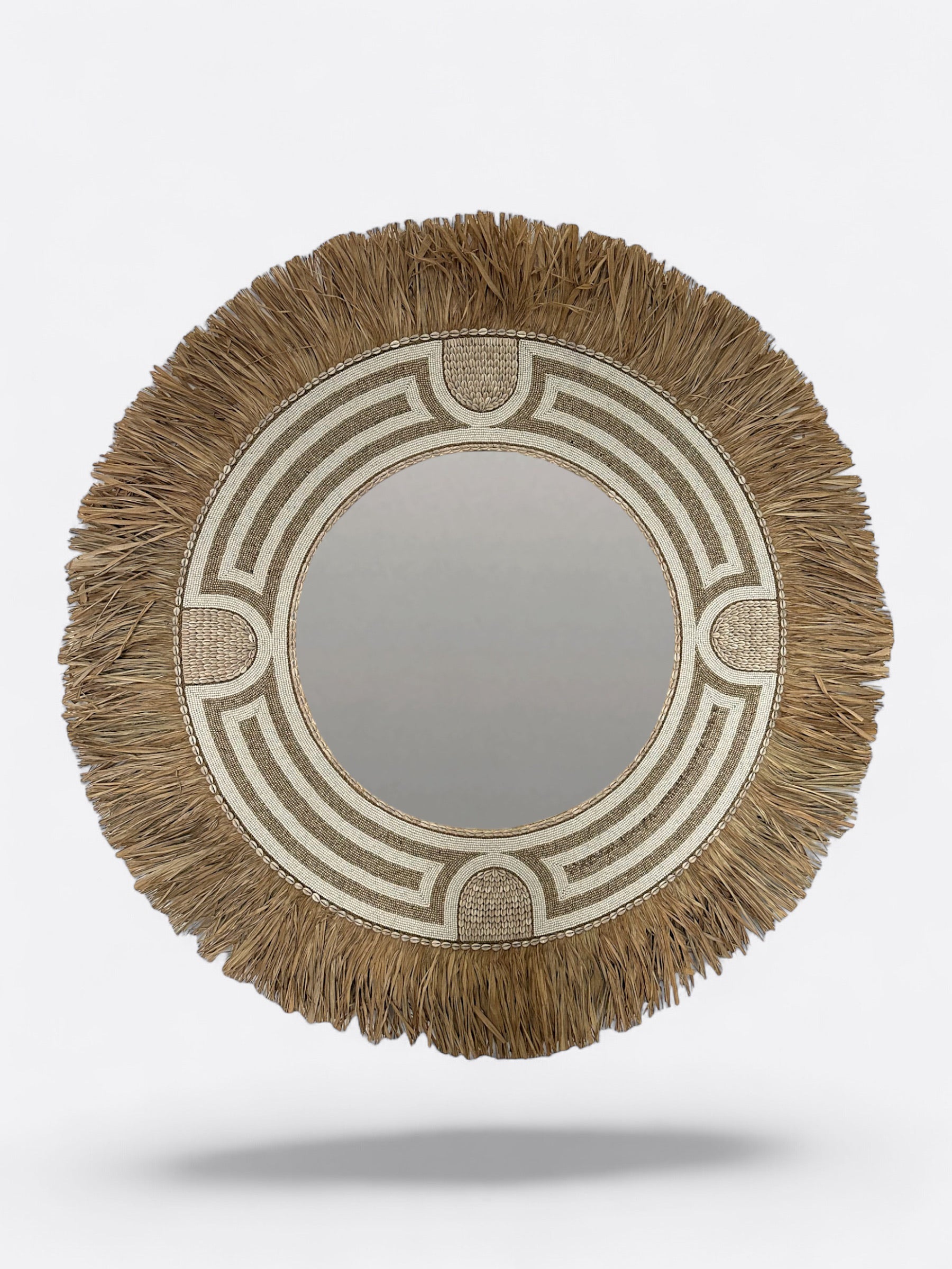 grand miroir rond en raphia et coquillage beige et perle artisanal fait main a bali