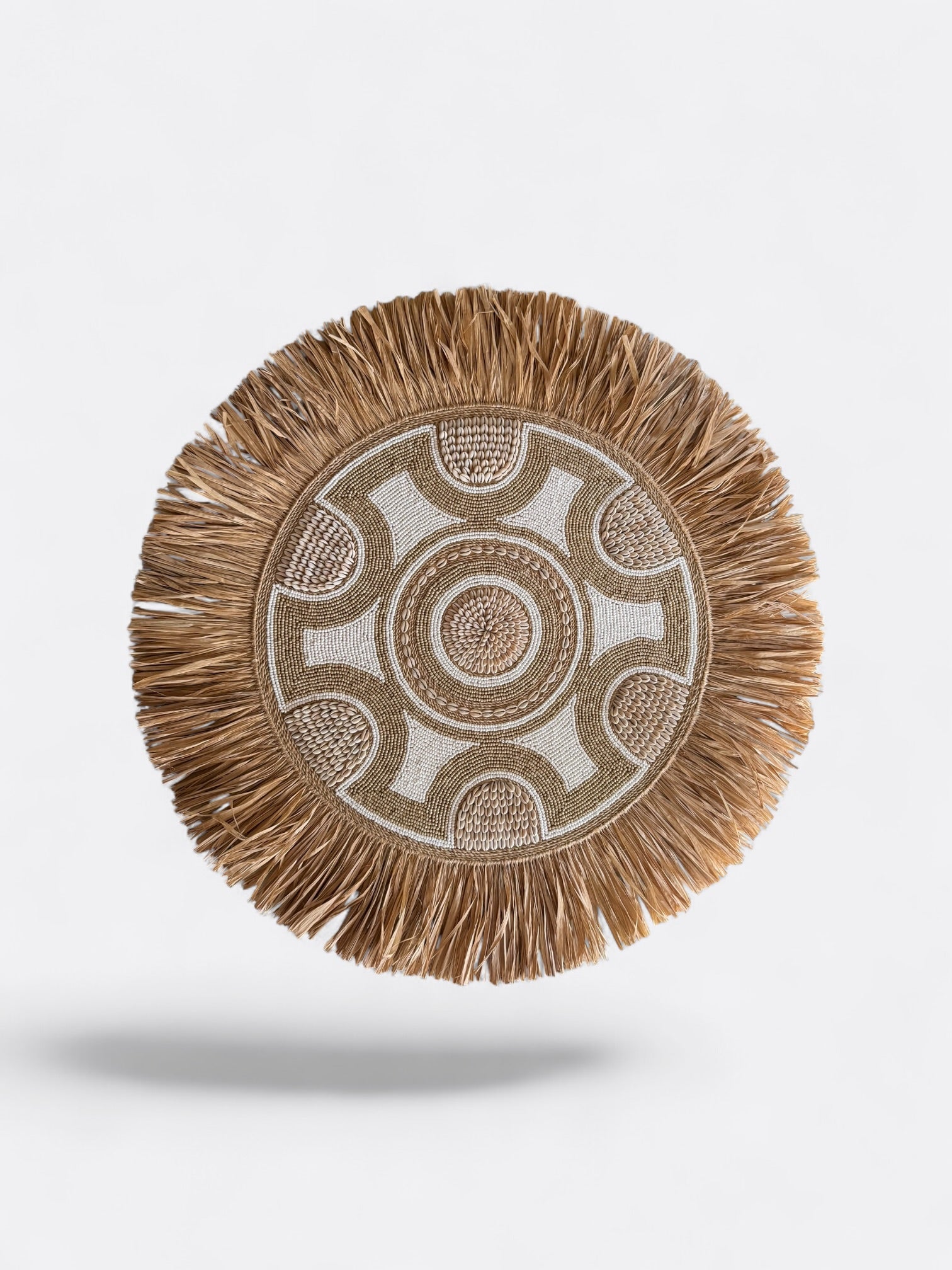 Juju en perles brodées, coquillages & raphia – Luma