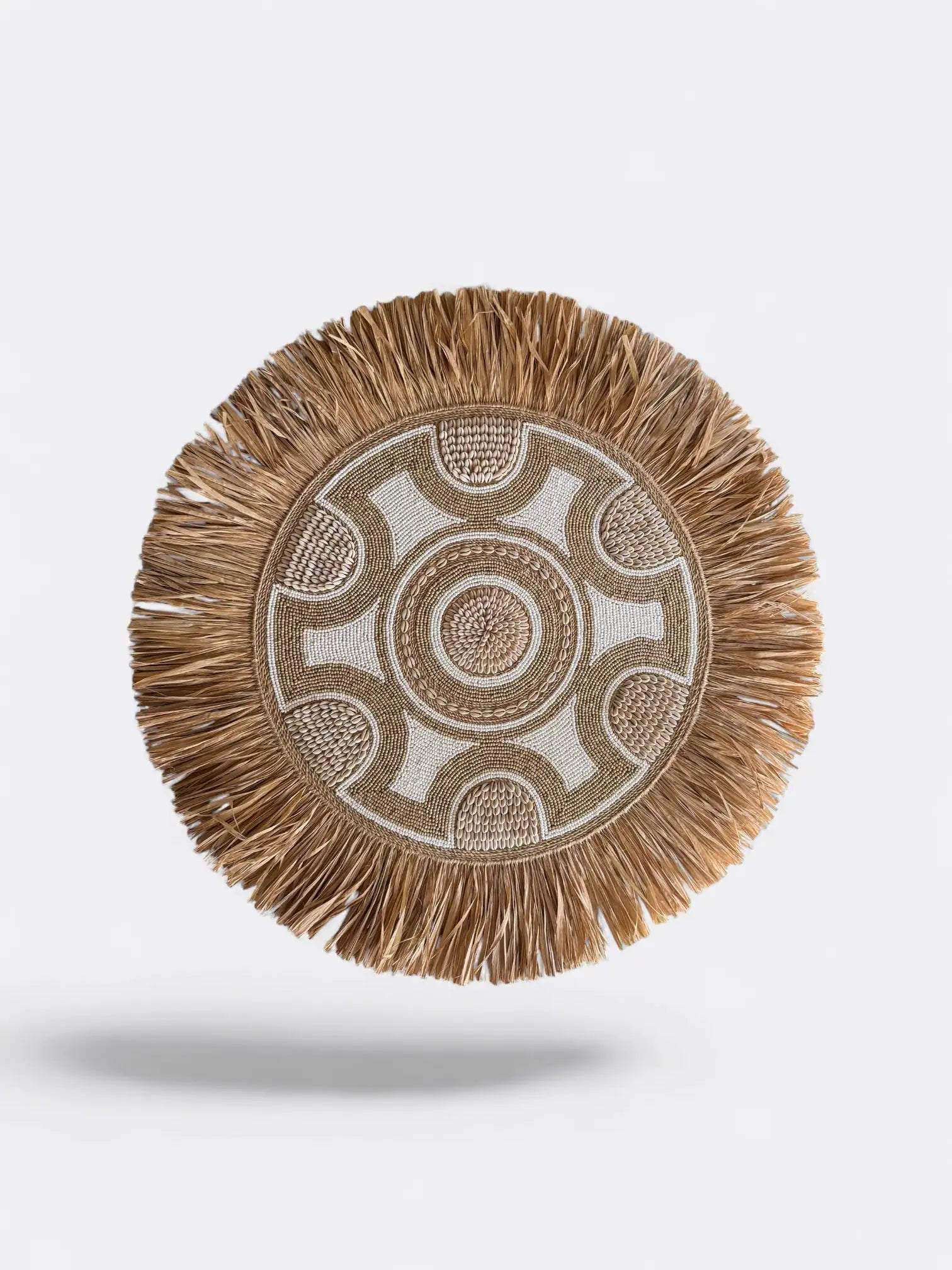 Juju en perles brodées, coquillages & raphia – Luma