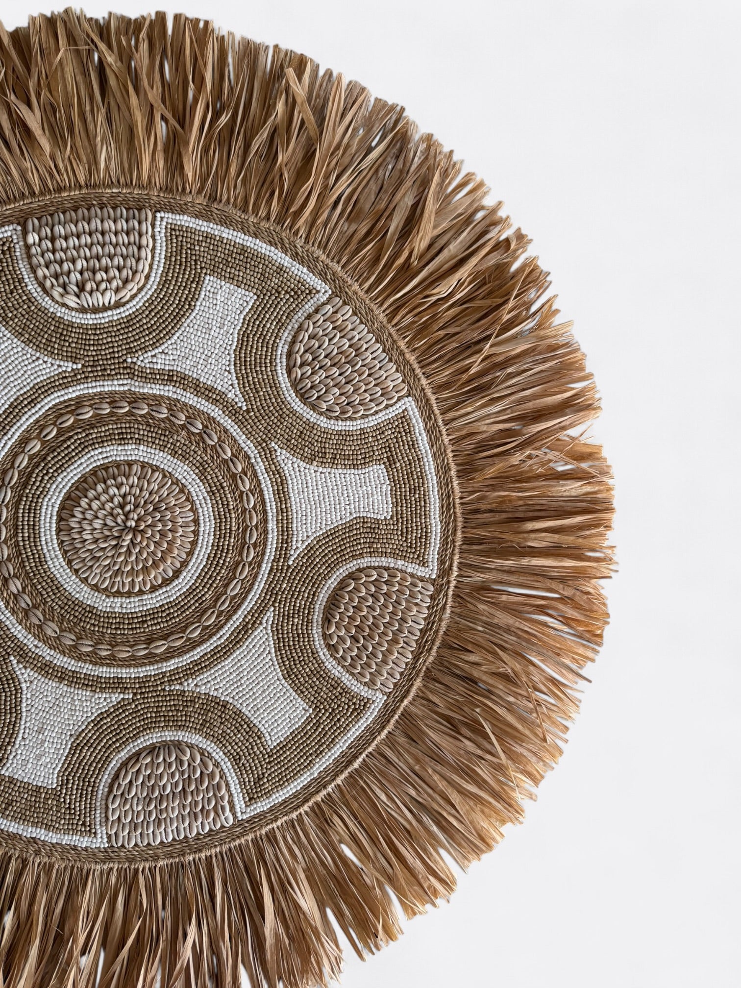 Juju en perles brodées, coquillages & raphia – Luma