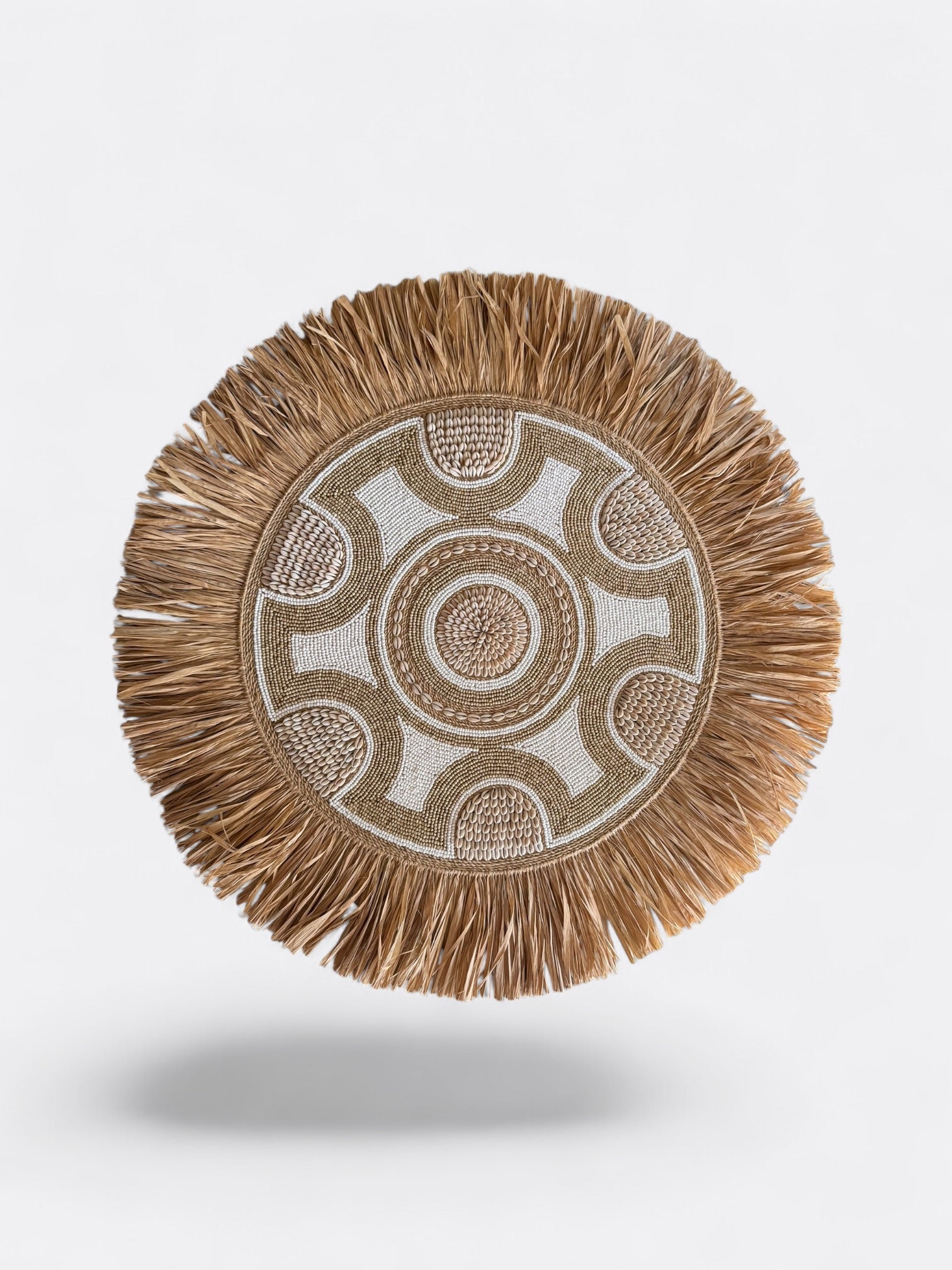 Juju en perles brodées, coquillages & raphia – Luma