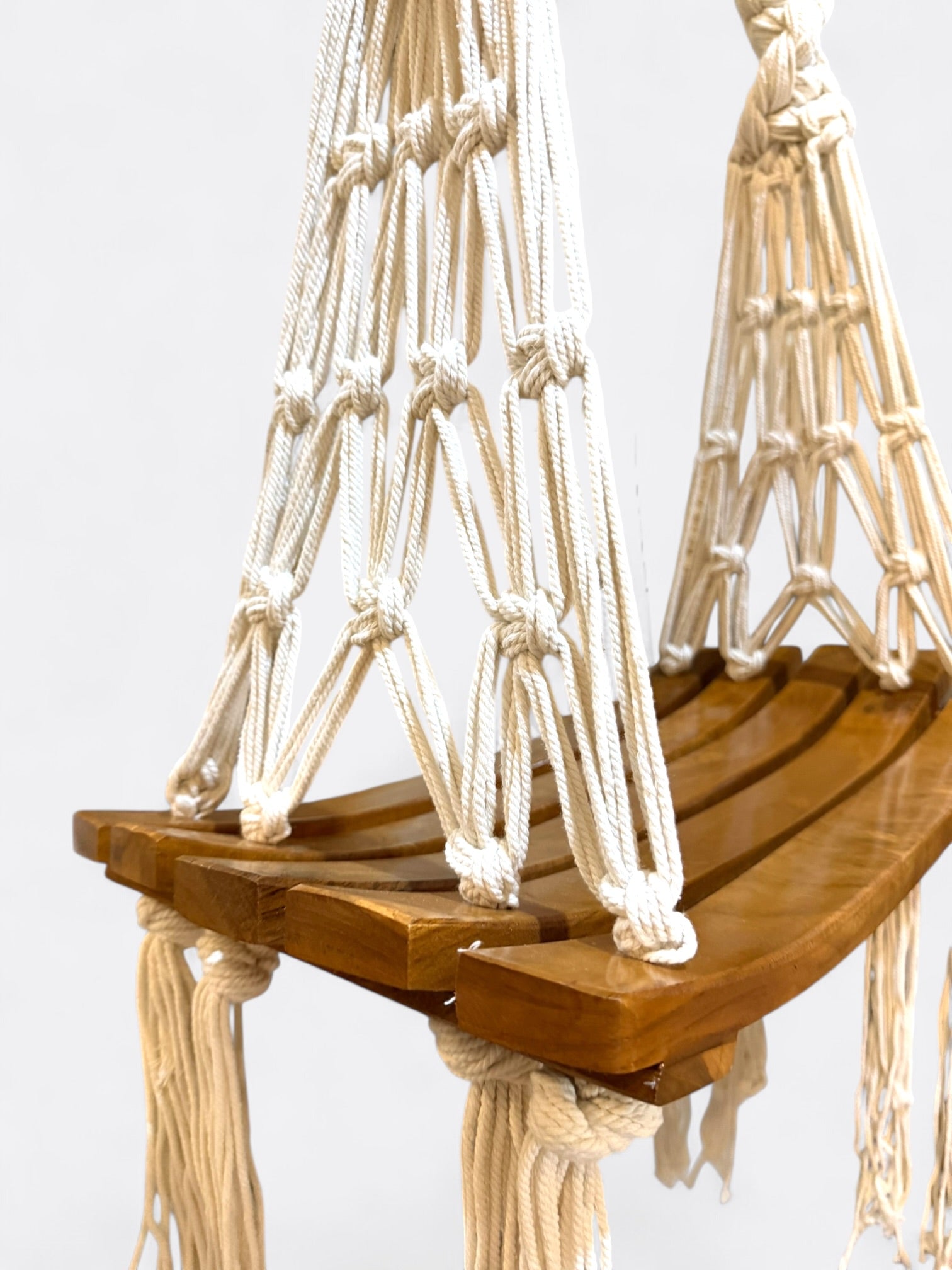 Balançoire en macramé avec assise en teck – Sawa