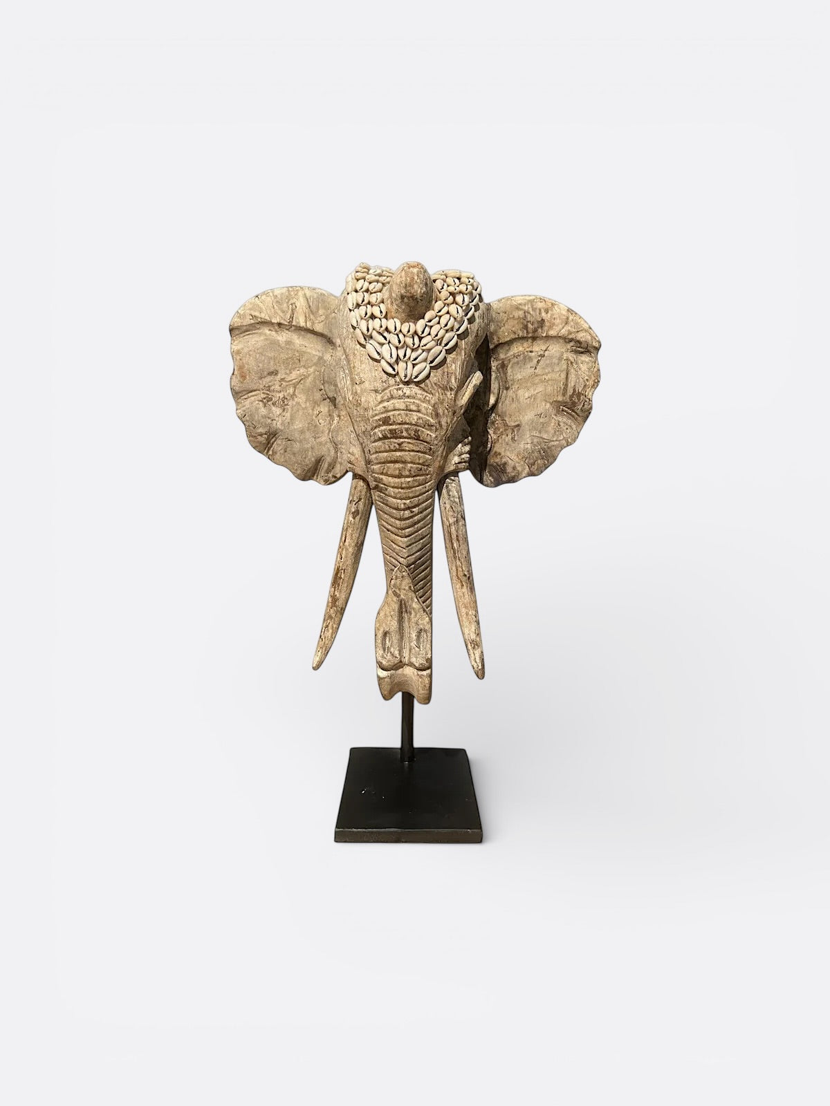 Sculpture éléphant en bois de Suar avec coquillages de cauri, réalisée à la main à Bali