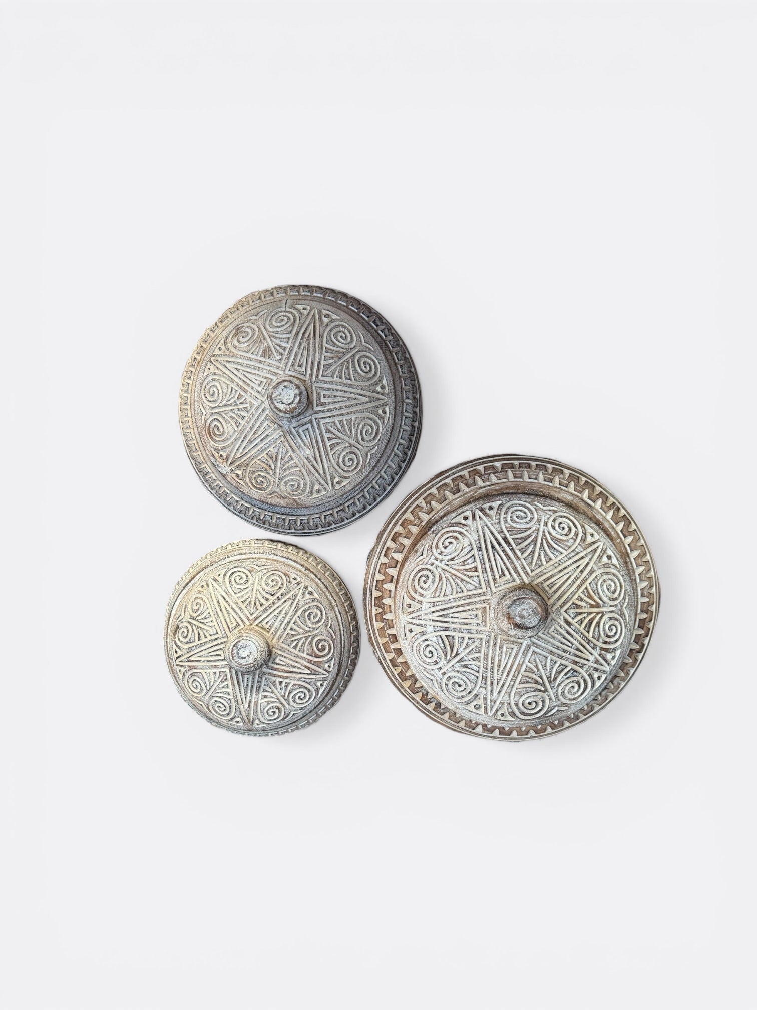 Boîte en bois de Suar sculpté – Patiné