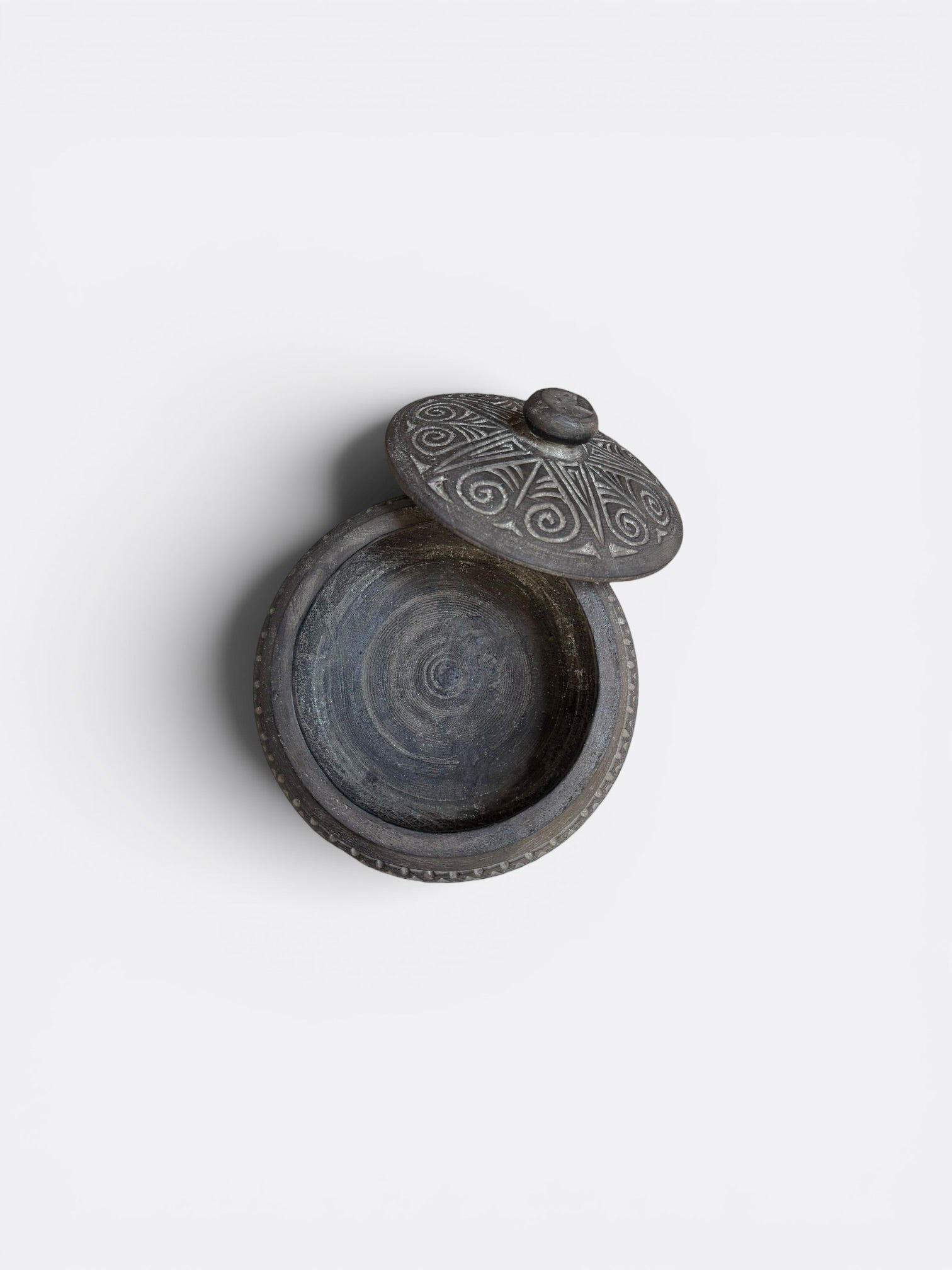 Boîte en bois de Suar sculpté – Brun