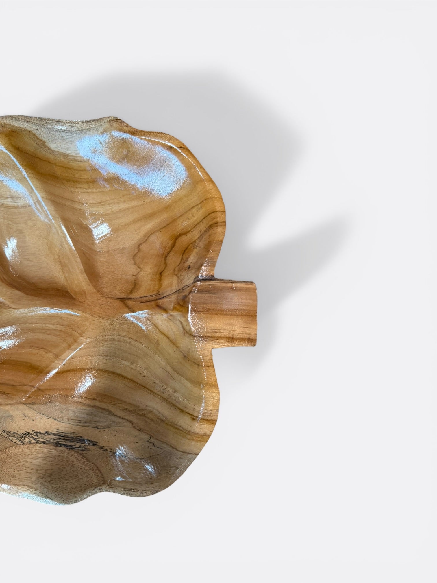 Grande coupe en bois de teck en forme de feuille