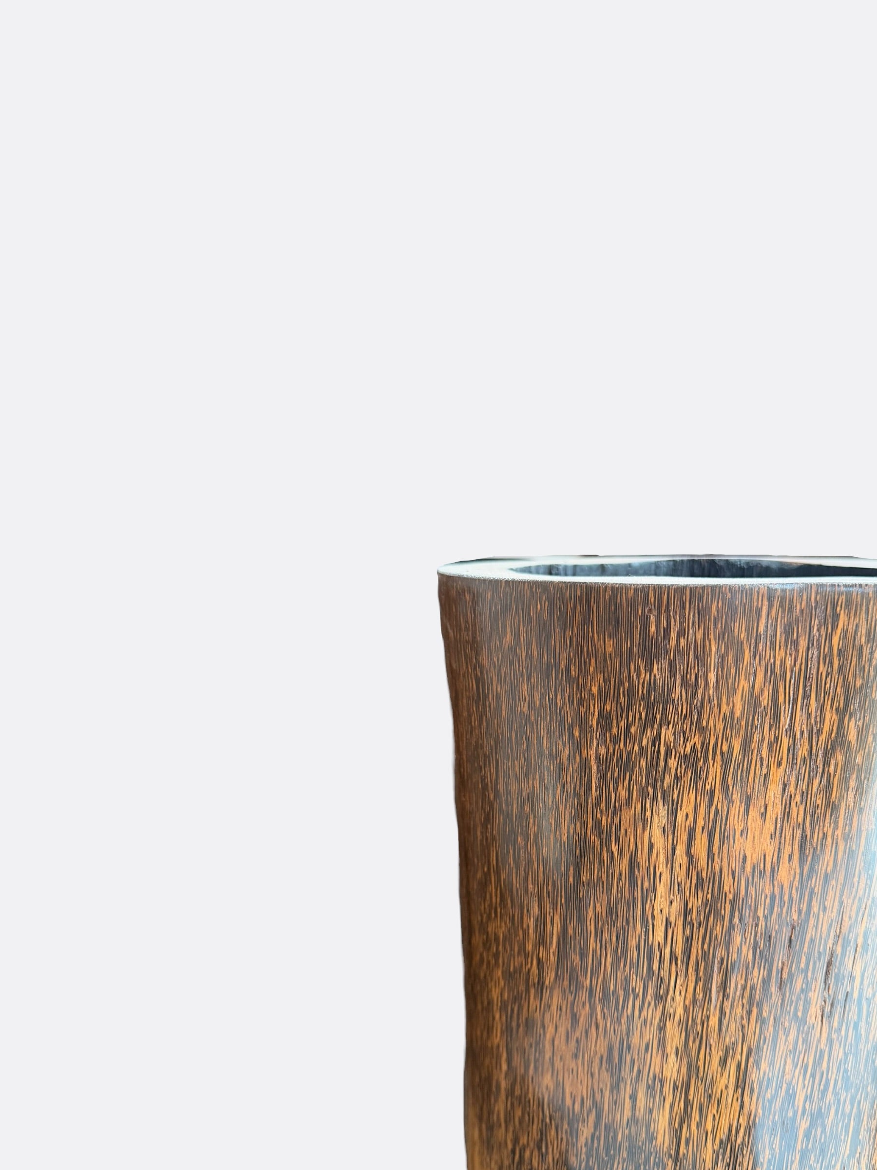 Pot cylindrique Zoe en bois de palmier, détail du veinage