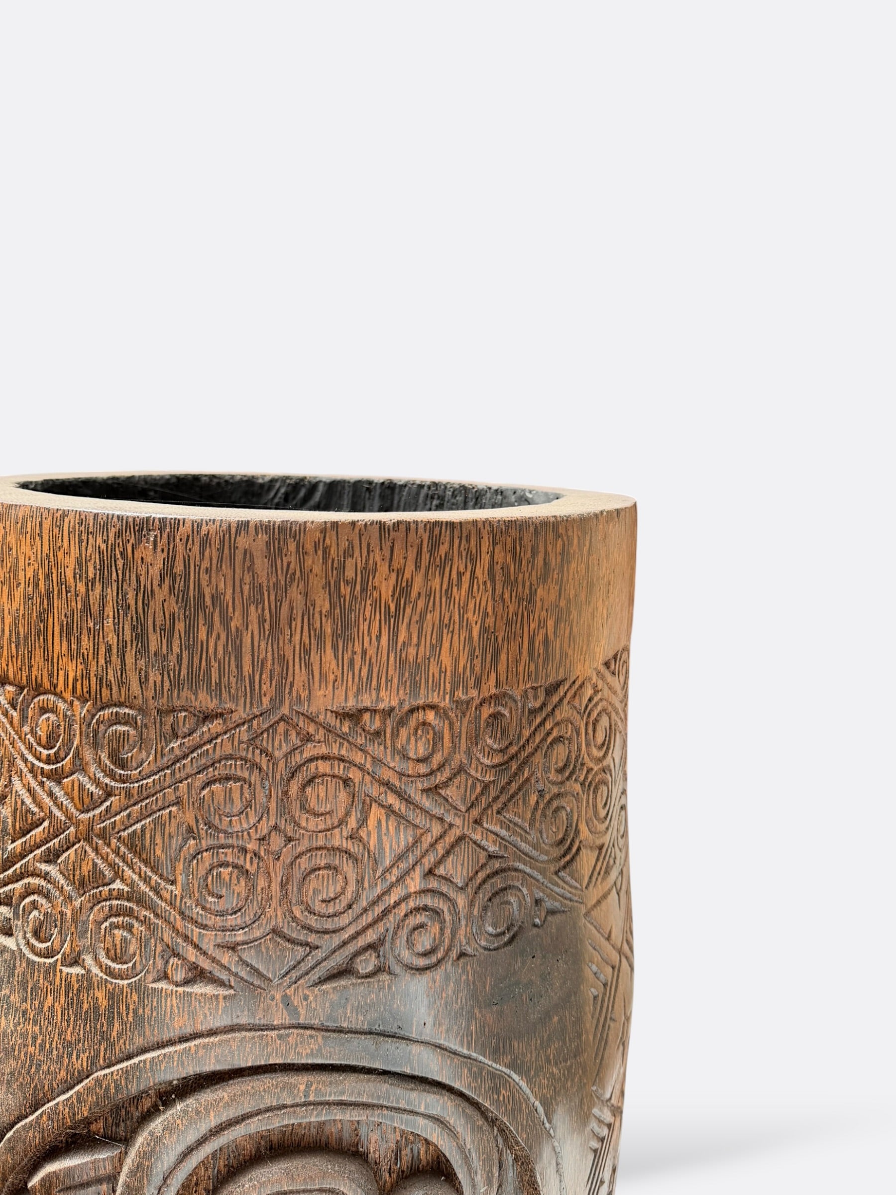Pot Jiat en bois de palmier, détail des sculptures