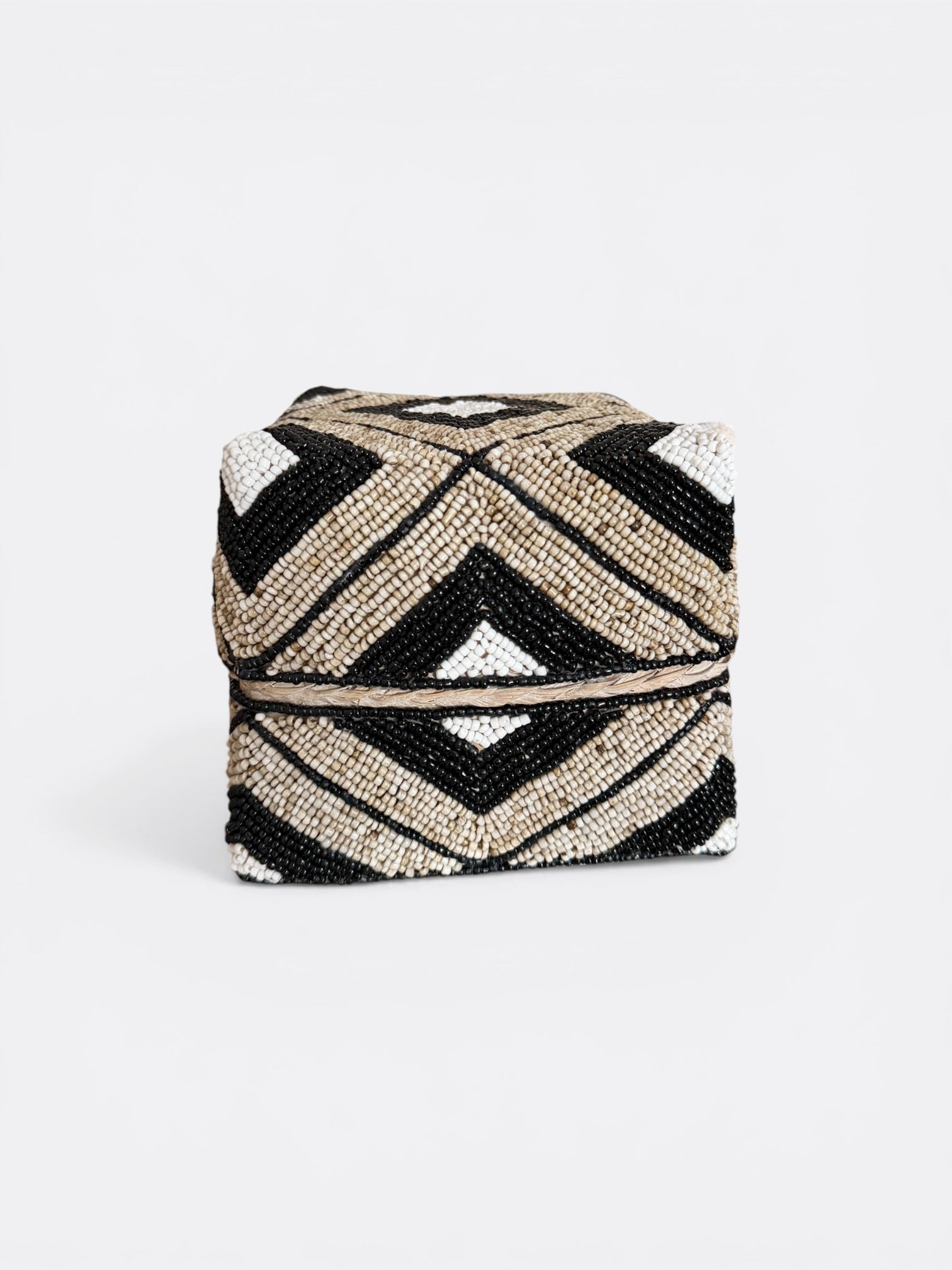 Boîte à offrande perlée beige, blanc et noir