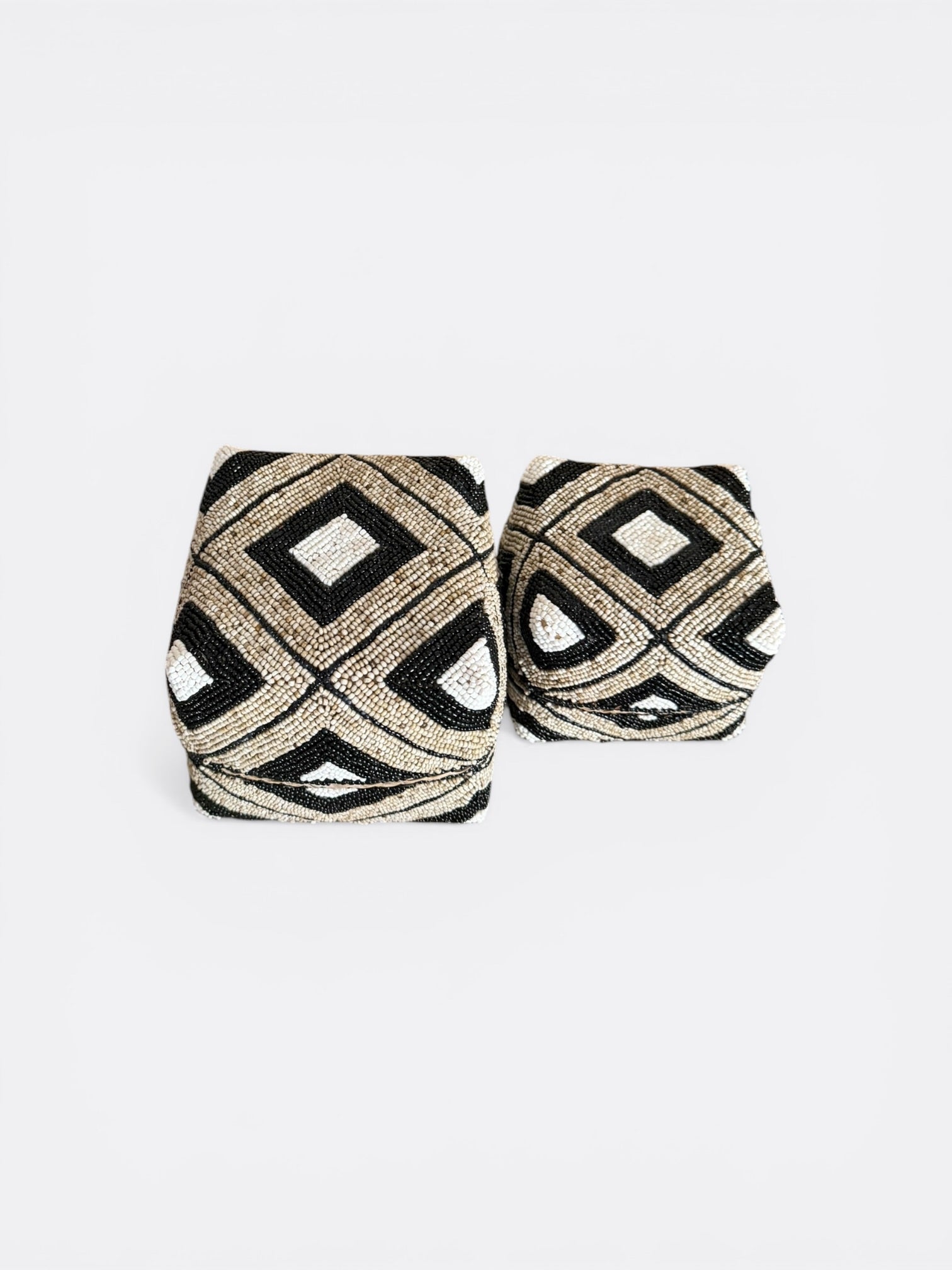 Boîte à offrande perlée beige, blanc et noir