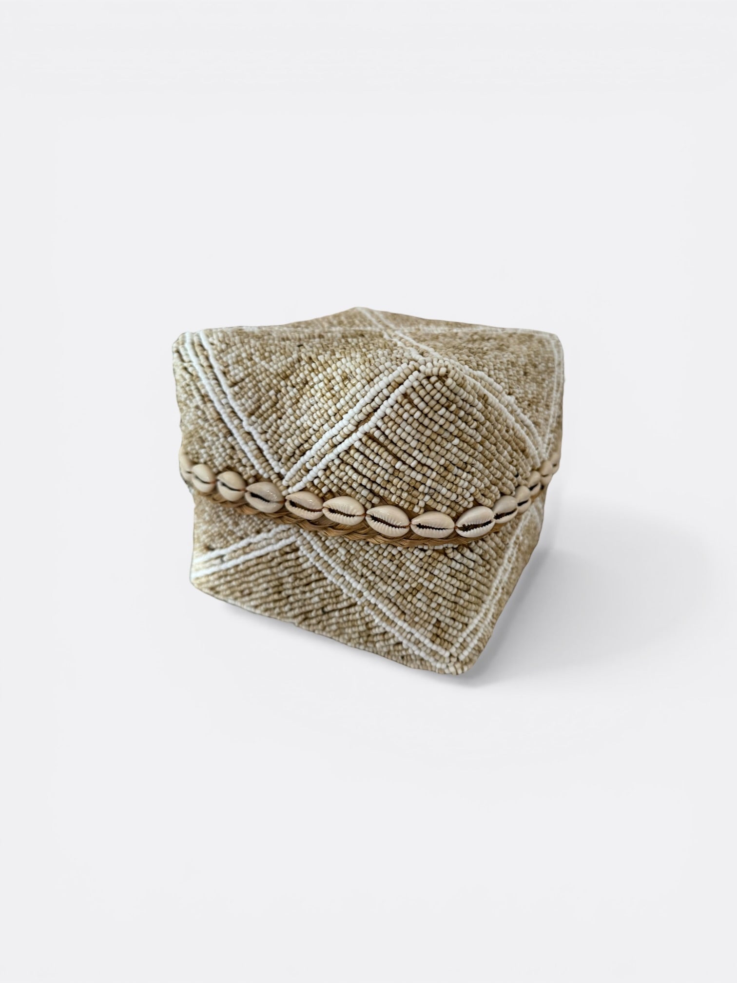 Boîte à offrande perlée beige avec coquillages de cauris