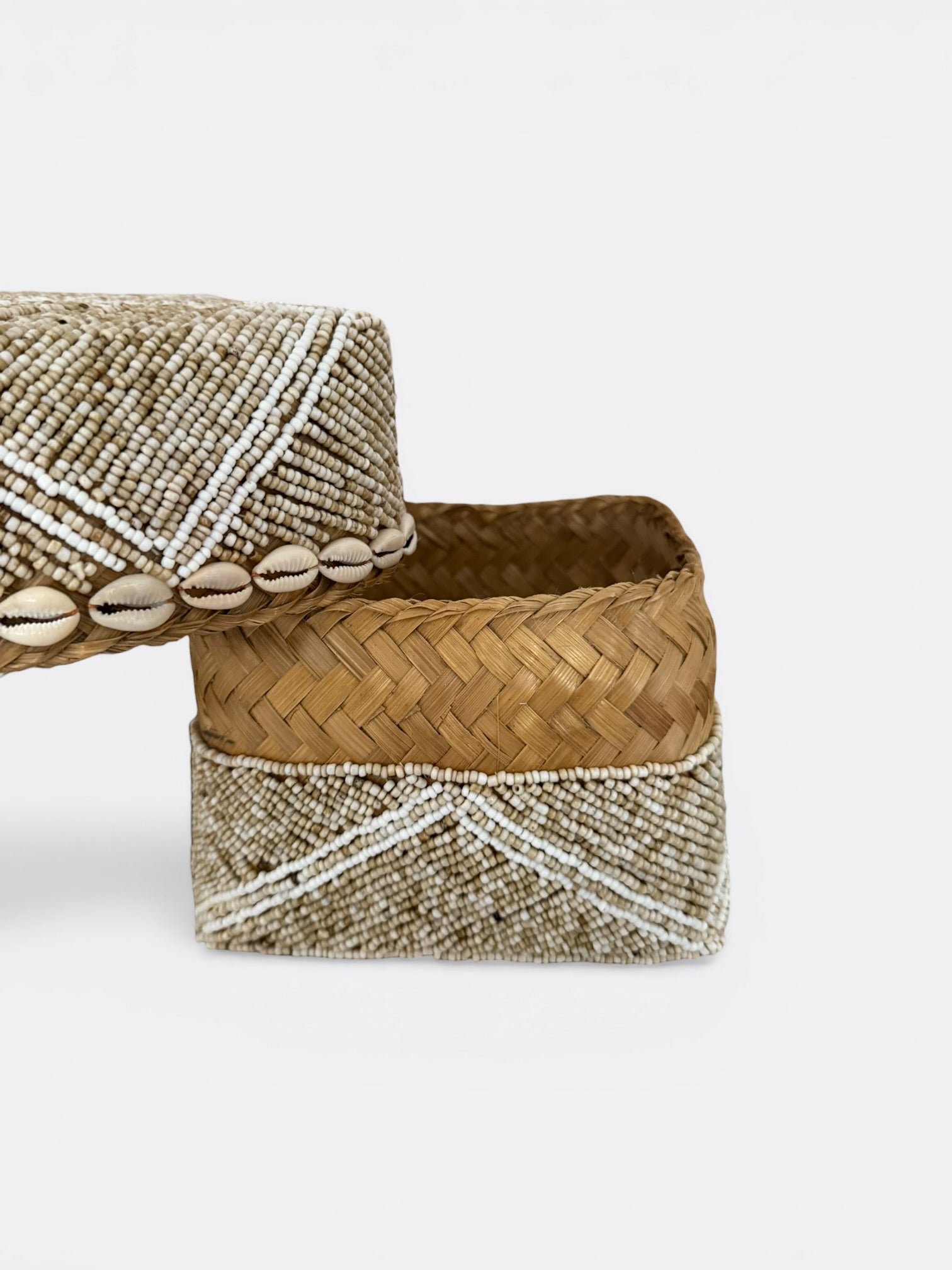 Boîte à offrande perlée beige avec coquillages de cauris