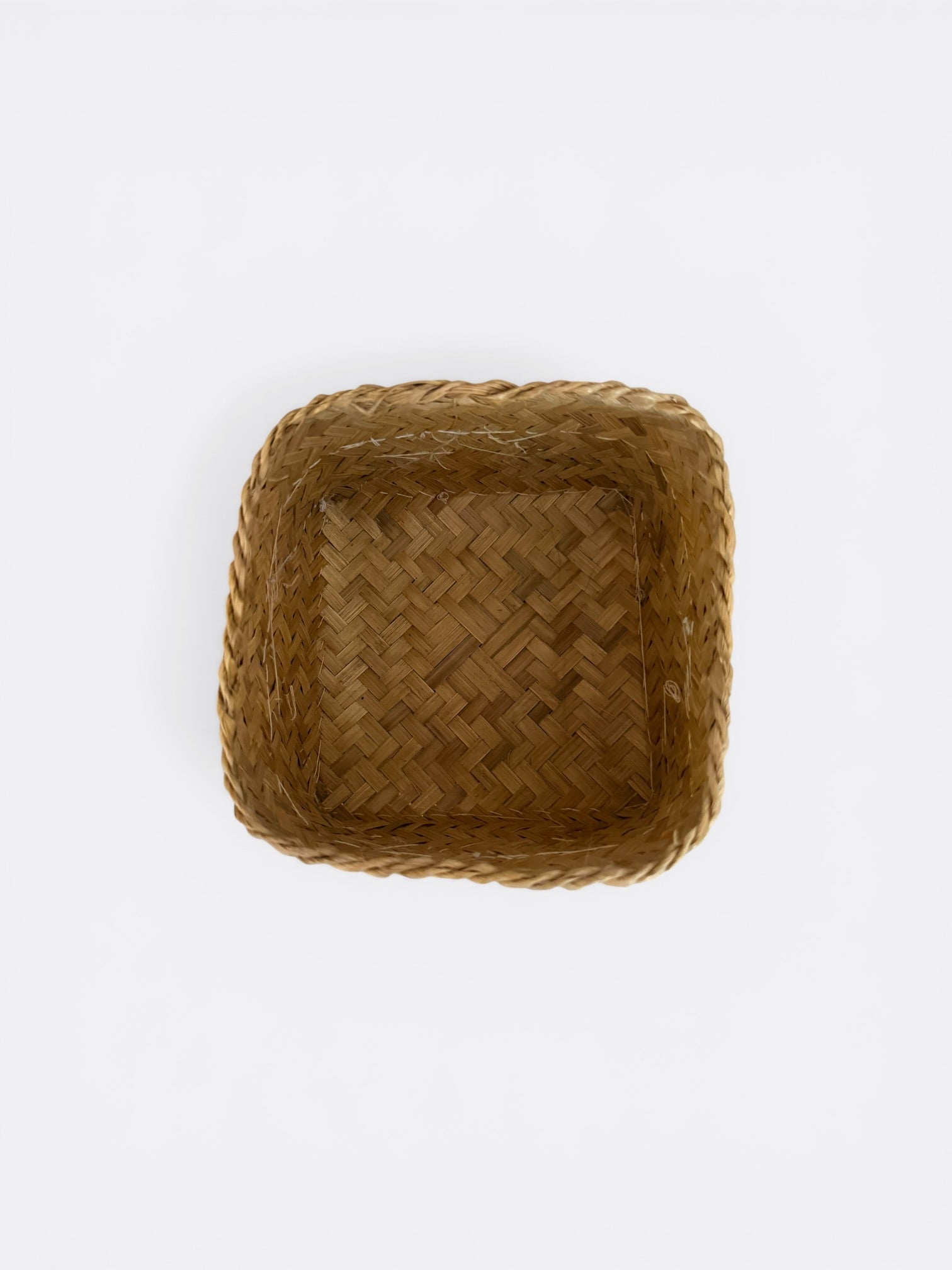 Boîte à offrande perlée beige avec coquillages de cauris