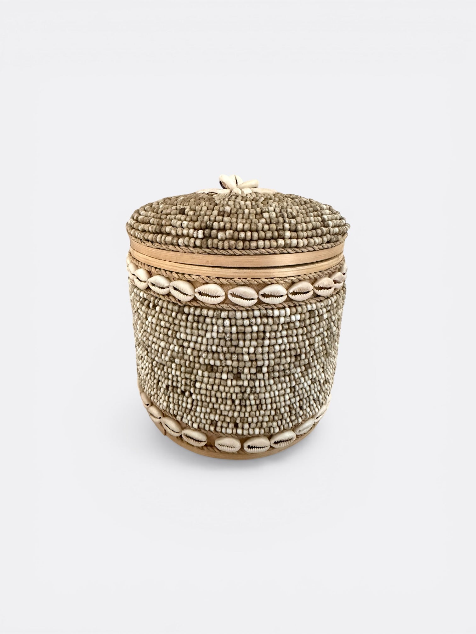 Boîte à offrande ronde perlée beige avec coquillages de cauris