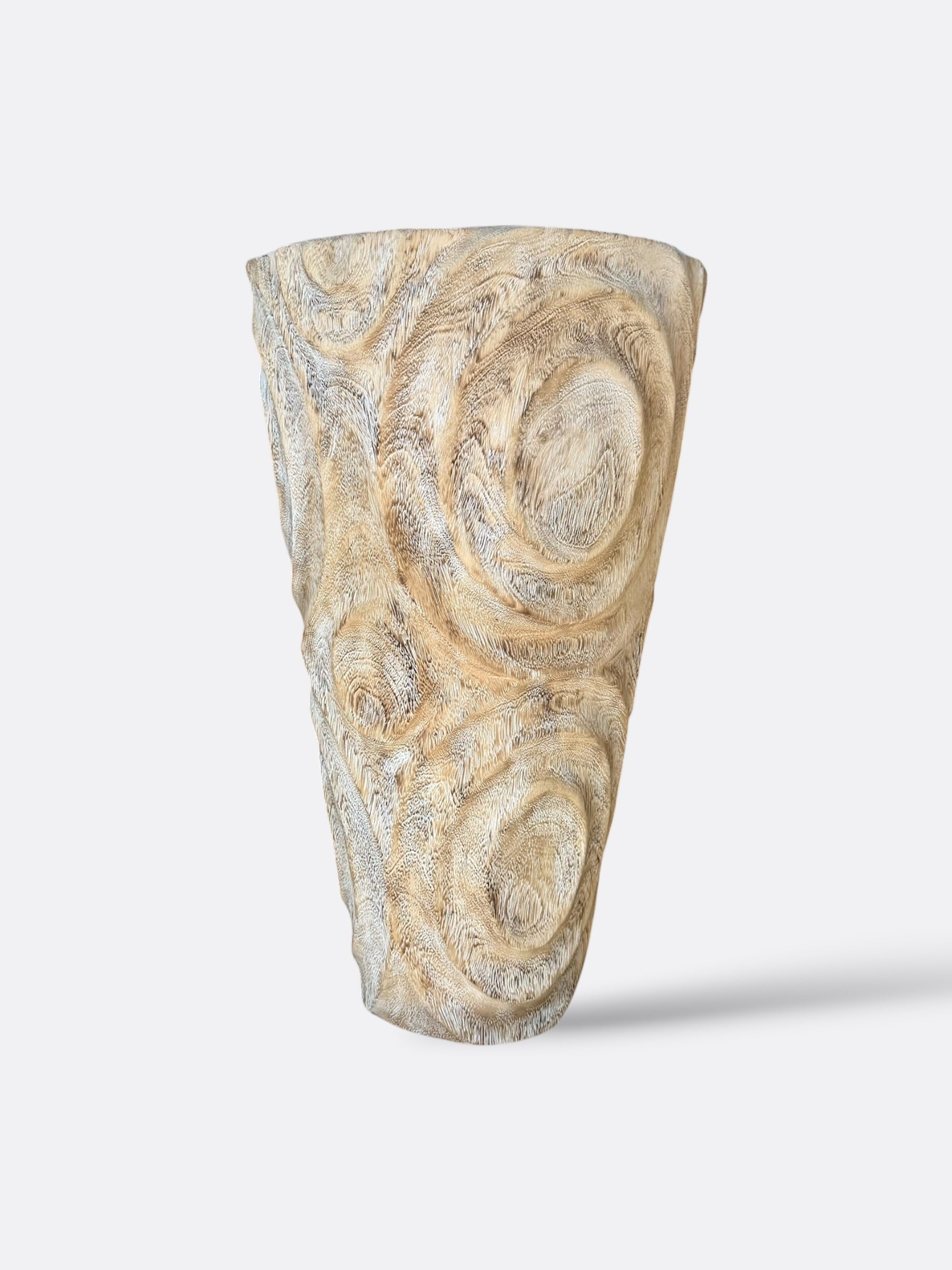 Pot sculpté Mula en bois blanchi, vue d'ensemble