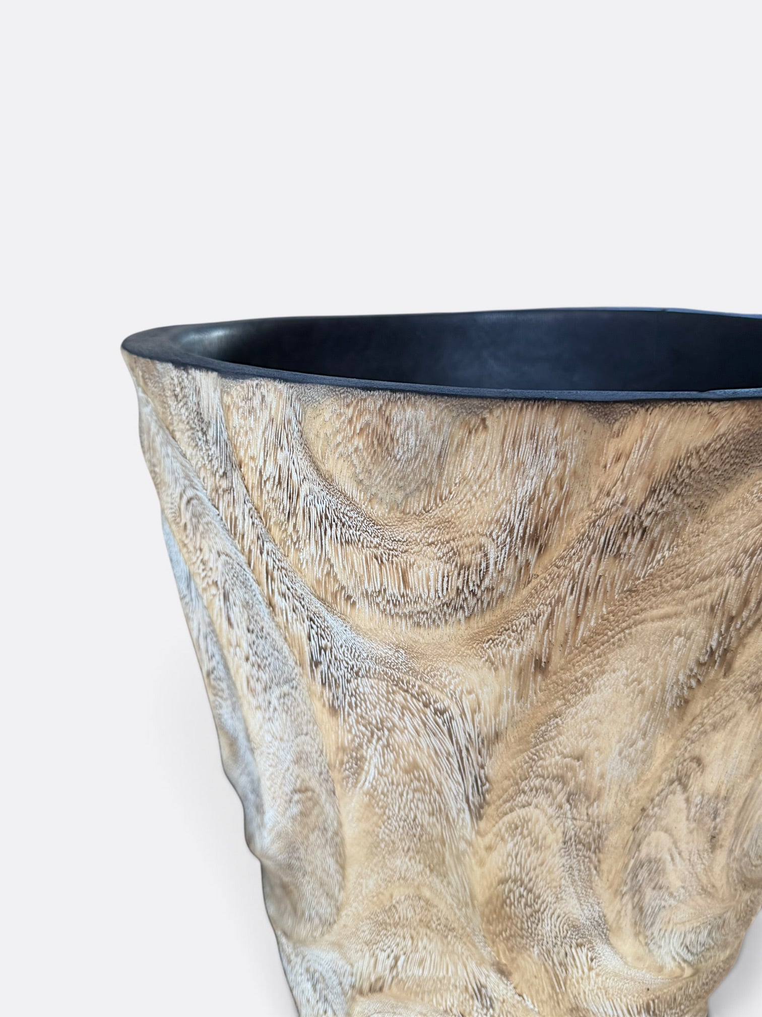 Pot sculpté Mula en bois blanchi, détail des motifs en relief
