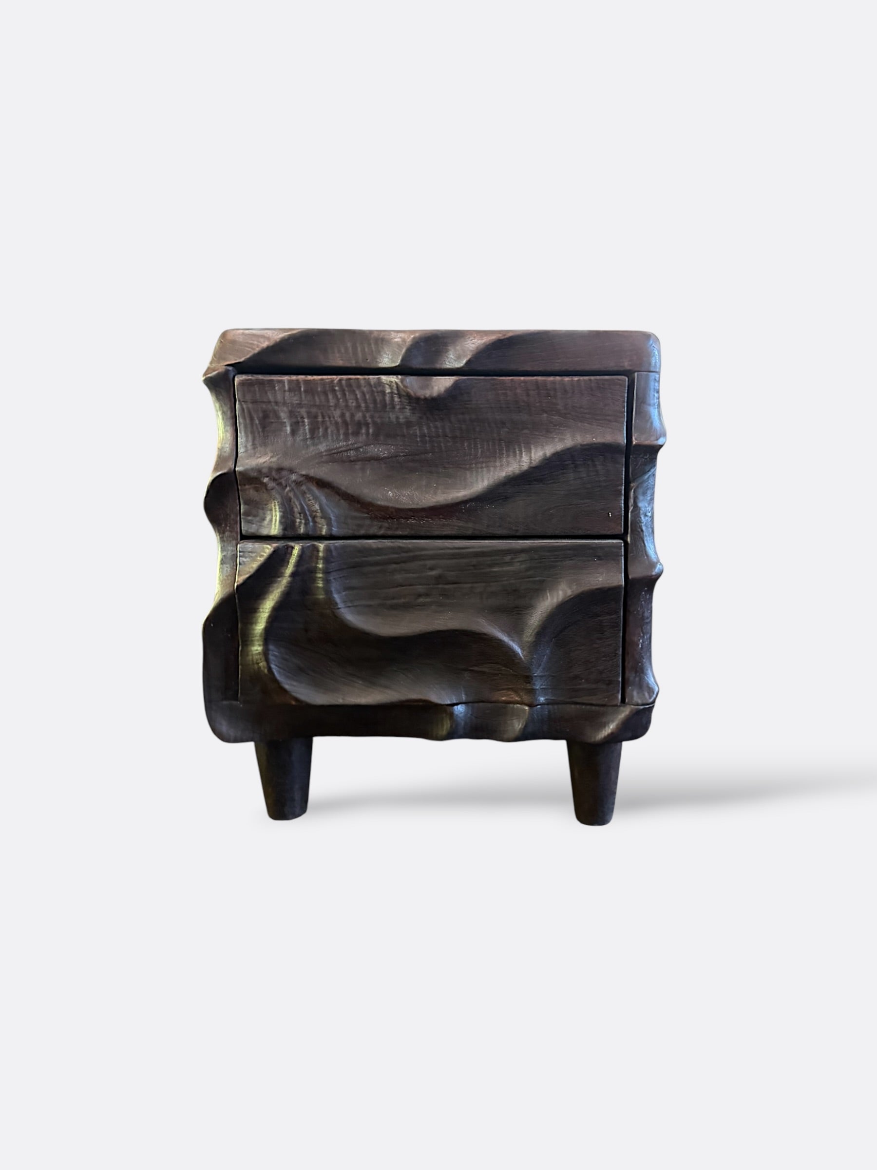 Tables de chevet Ysée en teck noir sculpté forme vague, vue d'ensemble