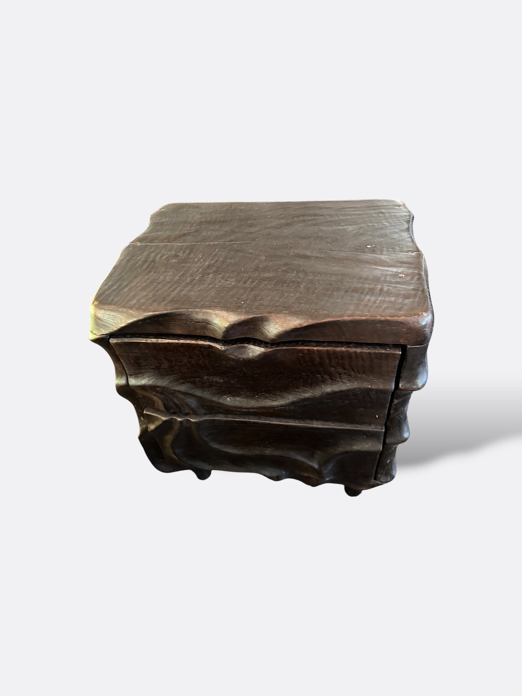 Tables de chevet Ysée en teck noir sculpté, lot de 2 pièces