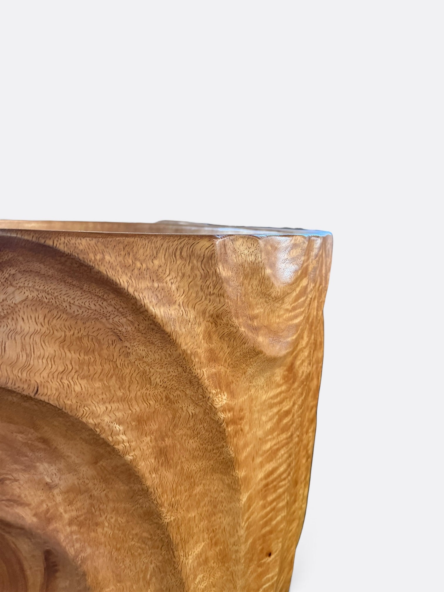 Pot sculptural Atho finition miel, détail des motifs circulaires